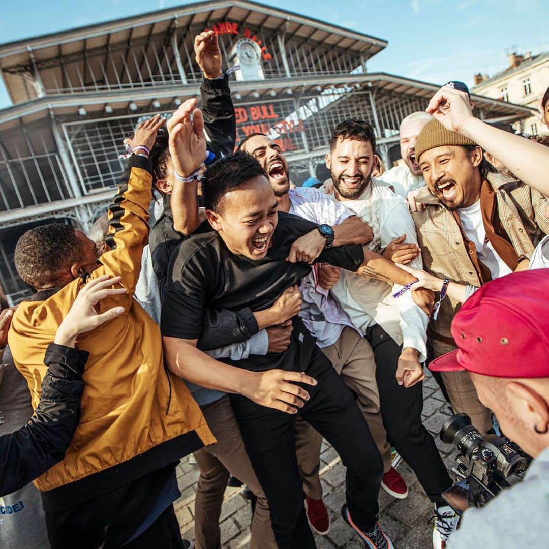 ショーン・エバリストのインスタグラム：「Photo recap day 3/4 of #redbulldanceyourstyle in Paris. <<< swipe . . . First photo is a repost of @littleshao was too hype not to share it!! Leave it to him to bring some of the best dancers in the world to make a silly video just because lol . What else, visited the opera house, went on a boat, saw the Eiffel Tower up close, slept in my Uber rides, saw the philharmonic and spent some good time with the bros @jyshih21 and @mikeosong 👊🏽Lastly watched the world finals for the @redbulldance event. 🔥🔥🔥 . Straight up I loved the event, I think #redbulldanceyourstyle is a new format for the dance world that involves everyone and makes it interactive. My favorite part of this whole thing was seeing all the kids/teens leave the event trying to move like the dancers they just saw on stage😍 That’s a win to me🤙🏽Big love to @redbulldance and the whole team for having me a part of this new platform to experience it. 🙇🏻‍♂️🙏🏽👊🏽」