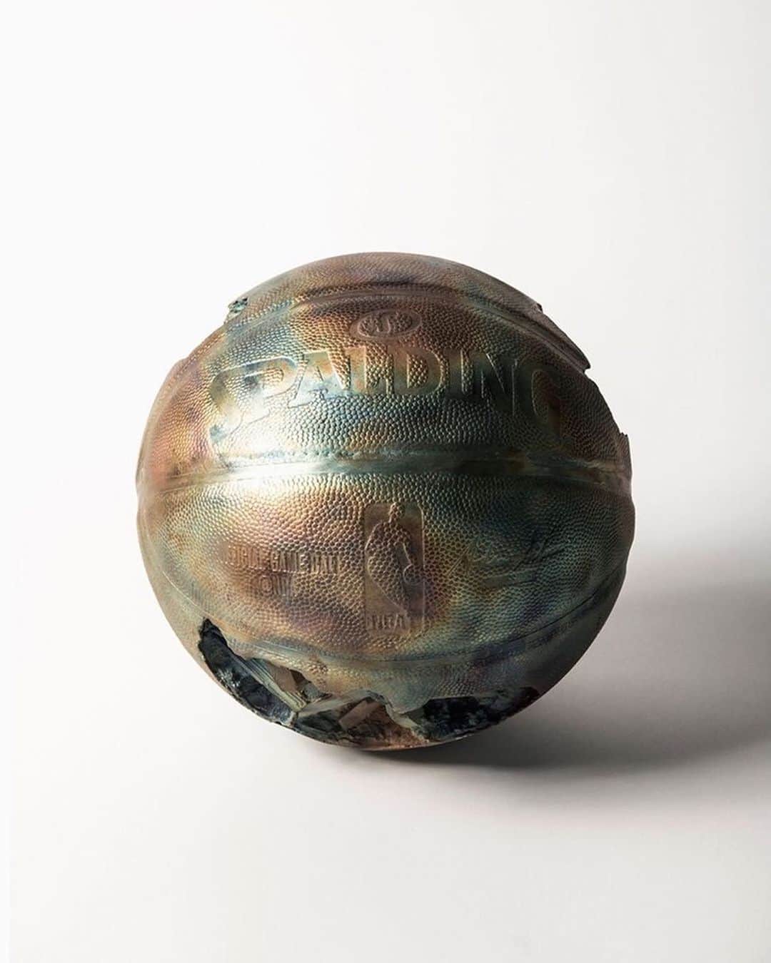HYPEBEASTさんのインスタグラム写真 - (HYPEBEASTInstagram)「@hypebeastart: @danielarsham is set to release a new art object under his ‘Fictional Archaeology’ series this week. The latest collectible is an eroded ‘BRONZE BASKETBALL’ sculpture that is hand finished with a custom torch-scored patina — the bespoke exterior creates a rainbow light refraction in the metal. The artwork is produced in a limited edition of 99 and each piece arrives inside a bespoke resin-cast Arsham Studio crate. Expect an official launch on Daniel Arsham’s website this October 18 at 12 p.m. ET. Each piece will set you back $9,500 USD.⁠⠀ Photo: Arsham Studio」10月15日 2時25分 - hypebeast