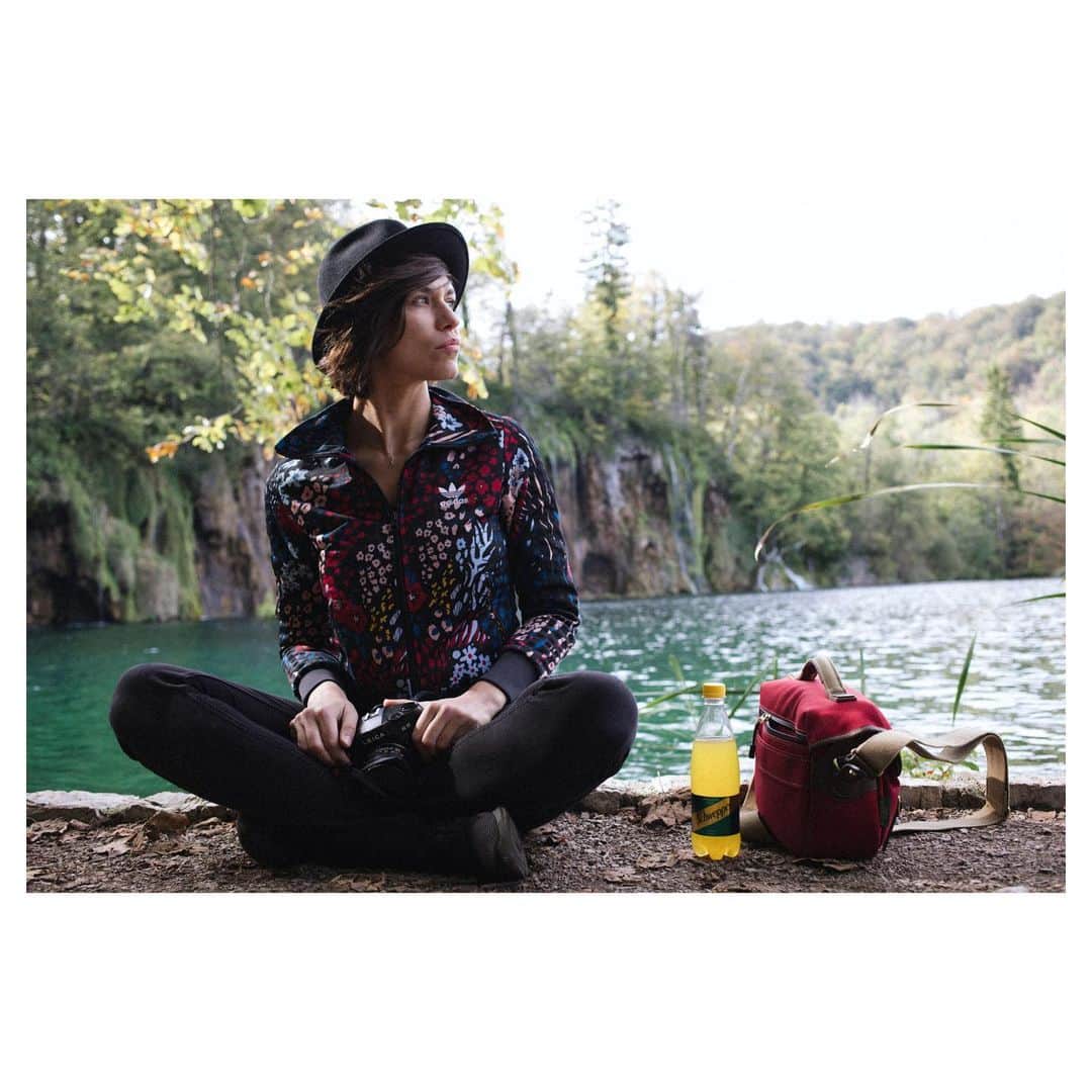 アナ・ウラルのインスタグラム：「În mijlocul bătăliei se ivi o grădină. #Schweppes #combinatiineasteptate #ad」