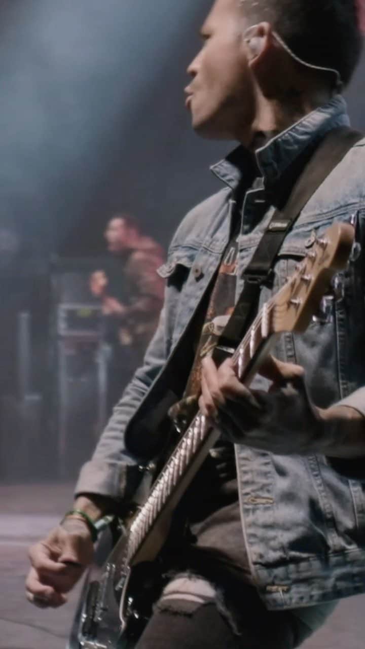 ニック・マーティンのインスタグラム：「Great times were had @exit111fest — Back at it on The Threesome Tour today in Portland. Come hang. Don’t be a stick in the mud. How’s your Monday going, everybody? 🎥: @awesomedon // #sleepingwithsirens #sws #monday」