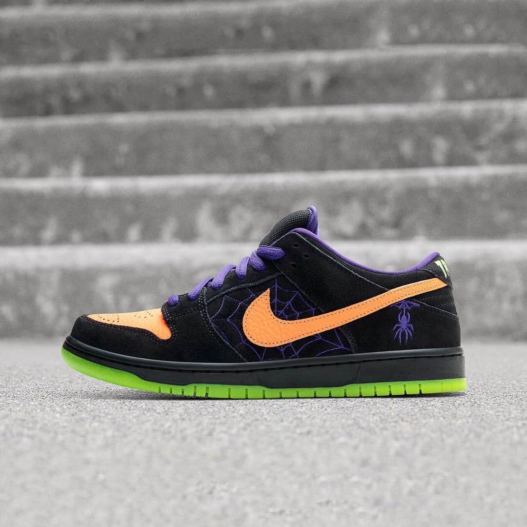HYPEBEASTさんのインスタグラム写真 - (HYPEBEASTInstagram)「@hypebeastkicks: @nikesb has given us a closer look at this year's Halloween-themed Dunk Low dubbed the “Night Of Mischief.” Equipped with a black suede upper with orange, purple and slime green accents. As you’d expect from the Swoosh’s skate division, there’s a plethora of playful accents to be had as well. Hit the link in bio for additional photos and details and is expected to drop on October 19.⁠⠀ Photo: Nike」10月15日 3時16分 - hypebeast