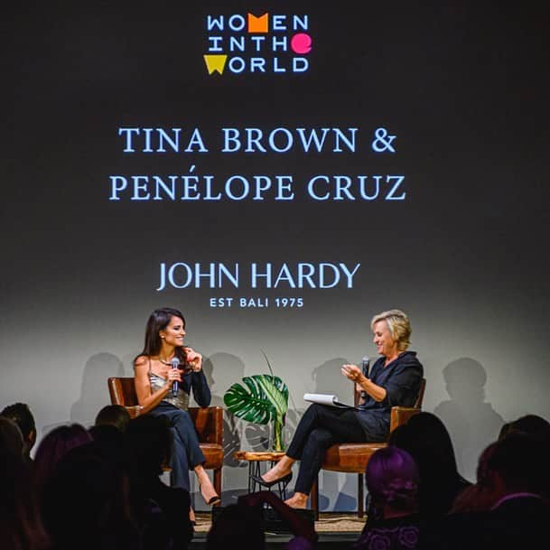 ペネロペ・クルスさんのインスタグラム写真 - (ペネロペ・クルスInstagram)「I loved sharing a stage with #TinaBrown to speak about my career, motherhood, activism, and more. Thank you @johnhardyjewelry and @womenintheworld for having me, and working to ensure more and more women's voices are heard. @johnhardyjewelry @womenintheworld」10月15日 3時24分 - penelopecruzoficial