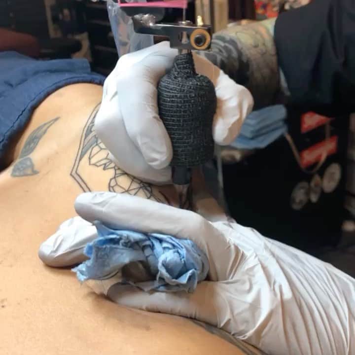モーガン・キングのインスタグラム：「Rounding out this long vacation with necessary appointments in Seattle. Huge thanks to @christopher.sgt for fitting me in for our every 5 year tattoo. Appreciate you and your dope ass artwork. 🤘🏼」