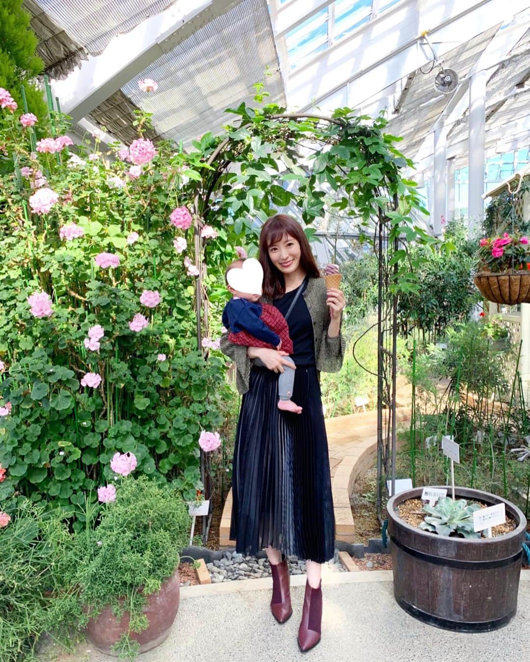 小林真由のインスタグラム：「⋆﻿ ⋆﻿ 美しいお花に囲まれて💐🍦﻿ ﻿ 欲しいぺたんこサンダルを買えずにいたら﻿ あっという間にブーツデビュー👢﻿ お気に入りのブーツを見つけました。﻿ ﻿ Leory x EBLOAの﻿ショートブーツ。﻿ ボルドーブラウンの異素材使いが可愛い🧣﻿ そしてスクエア形のヒールが﻿ 歩きやすくて助かります🥺 この冬沢山履こ〜♡﻿ ﻿ ﻿ アトレ恵比寿でopenしてる﻿ Leory x EBLOA のPOP UP SHOP 、﻿ 遊び心ある秋冬物が揃ってて可愛かった♡﻿ ﻿ 10/21までOPENしているので﻿ ぜひ覗いてみてください🧤✨﻿ @leoryxebloa_official﻿ ﻿ ﻿ #leoryxeblóa #レオリーエブロア #アトレ恵比寿 #ブーツ #ショートブーツ #ファッション #コーデ #秋服　#冬服 #ママコーデ #ママライフ #コーディネート #女の子ベビー #生後10ヶ月 #coordinate #fashion」