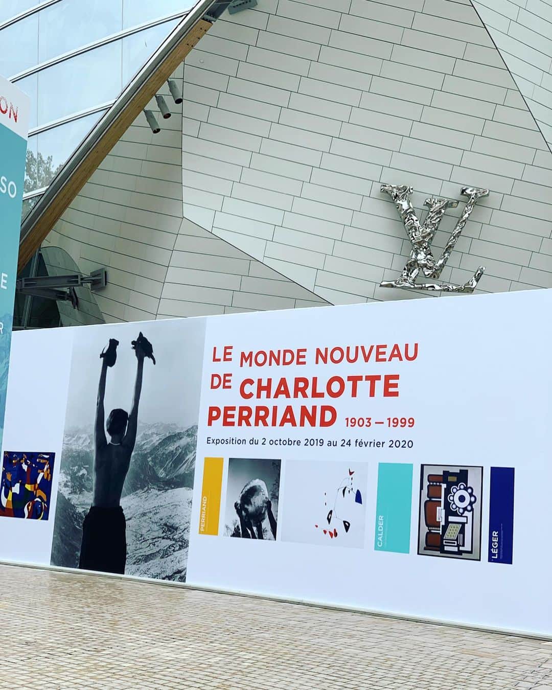 のインスタグラム：「Le monde nouveau de Charlotte Perriand  パリ出張からの帰国日、夜便だったので行ってきました 彼女の建築やデザインはいつの時代もモダンで、優しく存在感がある そして、今回初めて見たデザインのテーブルなんかもあったり、とても刺激的な時間でした また、日本との関係も深い彼女 パリで日本を感じ、改めて和の良さを実感できました とっても見たかったエキシビションだったので、1人高揚感に包まれ帰国 日本でも開催して頂きたいエキシビションの1つです  #CharlottePerriand #Foundationlouisvuitton」