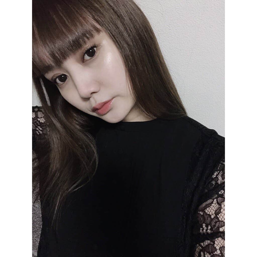西本早希のインスタグラム：「・ 最近 お気に入りで よく着てるワンピース 🖤 やっぱり 黒がしっくり 😌 胸元のデザインが可愛いんだけど  まったくうつってない 😌 @lagunamoon_com  この日ポーチが見つからなくて アイライン無しで 頂き物のベージュリップで 新鮮だった日 👀 #万年絡まりイヤホン」