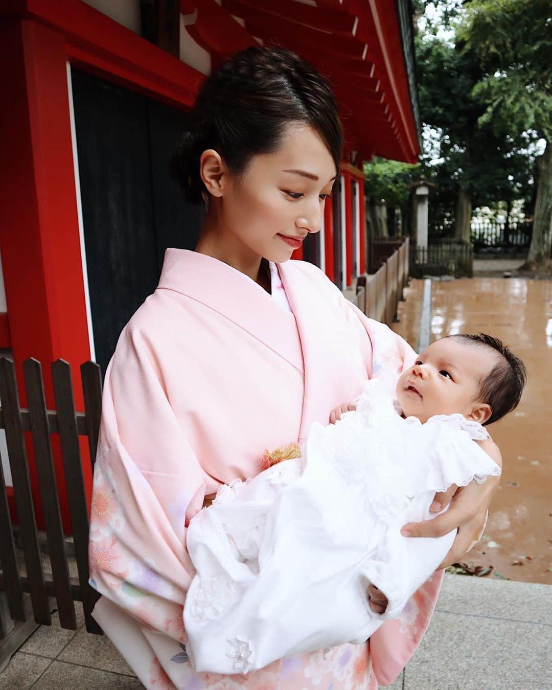 吉田理紗さんのインスタグラム写真 - (吉田理紗Instagram)「お宮参りに行ってきました⛩ 初めての行事、頑張った頑張った🌸 #お宮参り #初宮参り #初宮詣 #生後1ヶ月 #赤ちゃん #赤ちゃんのいる生活 #お宮参りコーデ #ベビードレス #セレモニードレス #着物 #着物ヘア #になの毎日 #女の子ママ」10月14日 18時41分 - yoshirisaa