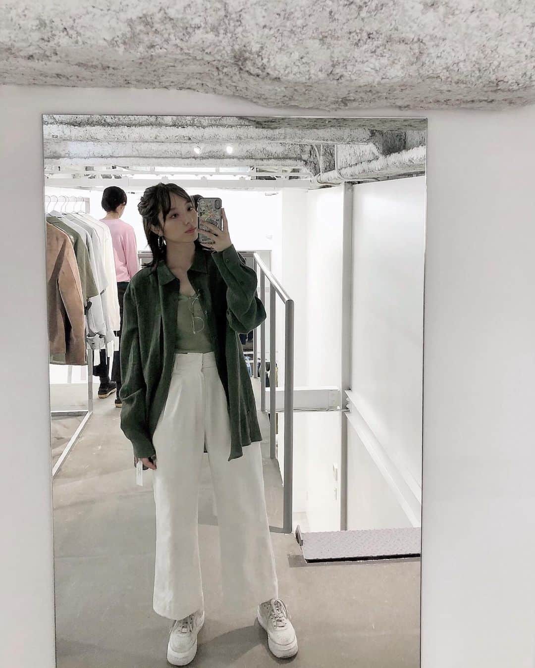 のインスタグラム：「寒いですね〜🥬 最近はこんな感じの服がすきです。」