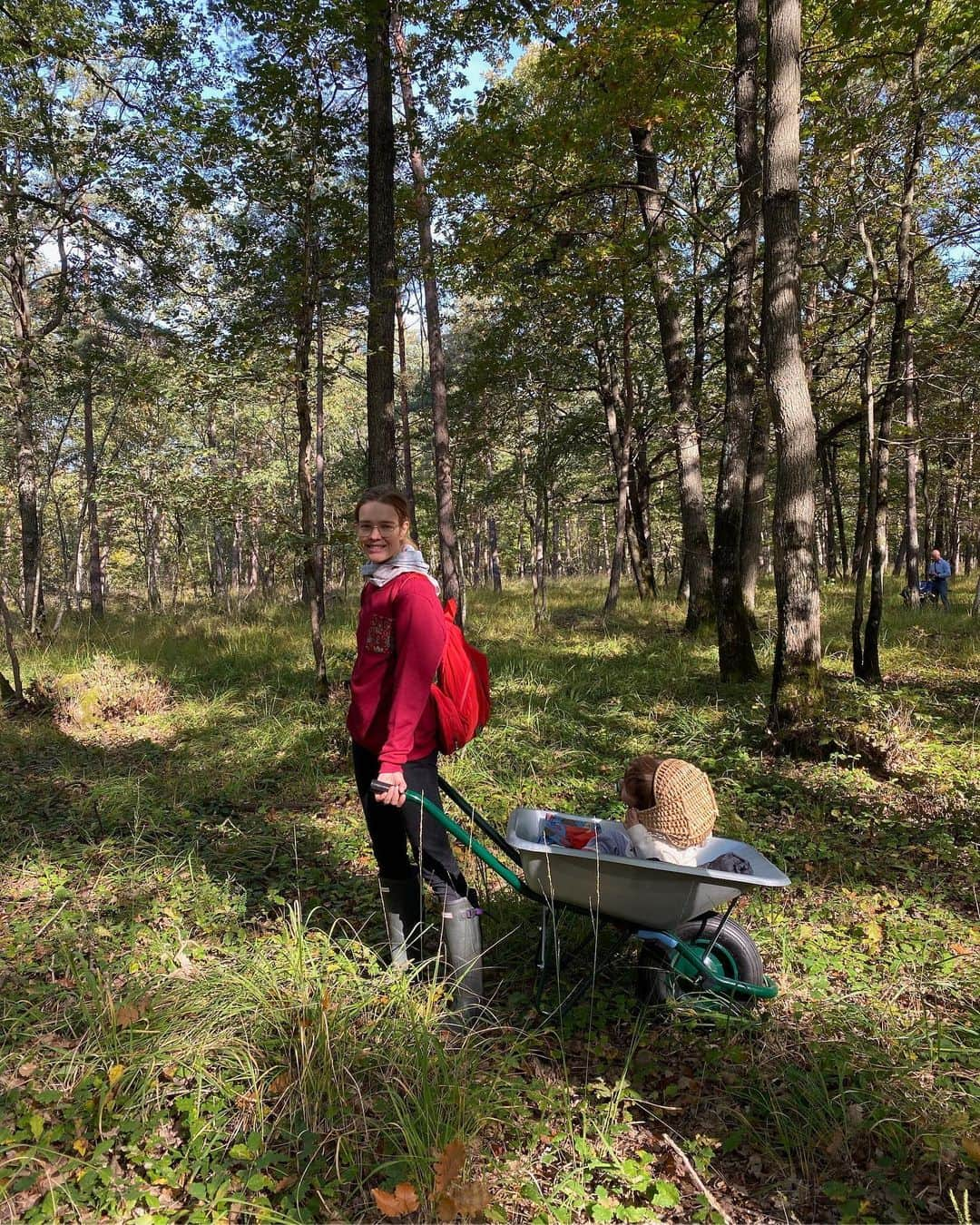 ナタリア・ヴォディアノヴァさんのインスタグラム写真 - (ナタリア・ヴォディアノヴァInstagram)「Nature has always given me strength and clarity of mind. I always look for ways to inspire my children to love nature and connect with it. Mushroom hunting is so much fun! However we didn’t find any but beautiful 🍄. Where do you go mushroom picking? Experts, please, show yourself 🙏🥰 У природы нет плохой погоды,  Каждая погода благодать,  Дождь ли снег, любое время года –  Надо благодарно принимать.… Осенью мы очень любим с детьми ходить по грибы. Причём если задуматься, не так уж важно, есть ли в этом лесу грибы 🤪 главное - чтобы места были красивые, почувствовать единение с родными и природой и, конечно, ощутить сам процесс «охоты». А когда вы с родными ходили по грибы? И главное, - куда? #грибныеместа」10月14日 18時49分 - natasupernova