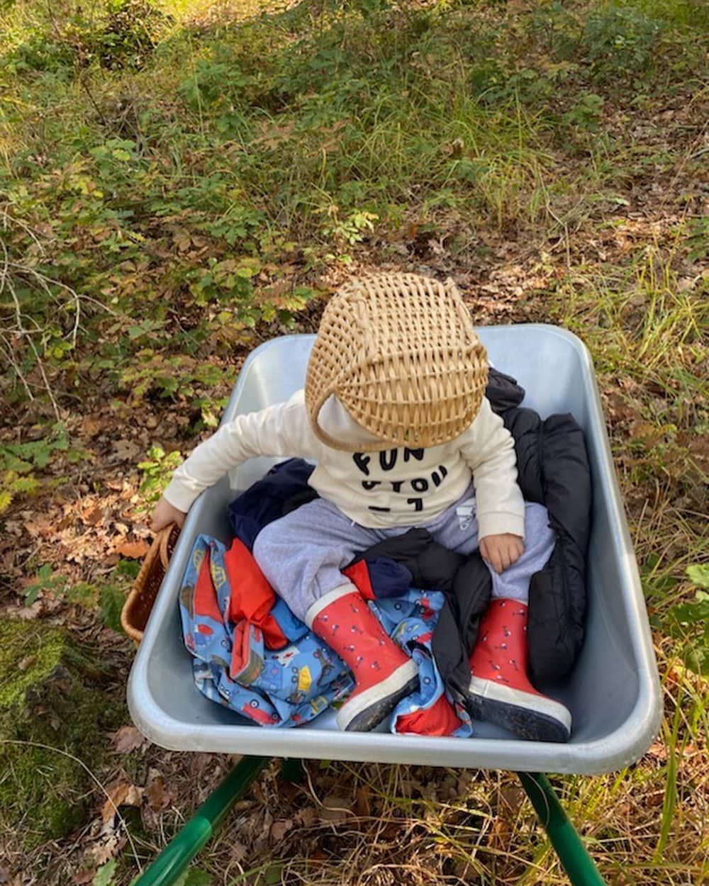 ナタリア・ヴォディアノヴァさんのインスタグラム写真 - (ナタリア・ヴォディアノヴァInstagram)「Nature has always given me strength and clarity of mind. I always look for ways to inspire my children to love nature and connect with it. Mushroom hunting is so much fun! However we didn’t find any but beautiful 🍄. Where do you go mushroom picking? Experts, please, show yourself 🙏🥰 У природы нет плохой погоды,  Каждая погода благодать,  Дождь ли снег, любое время года –  Надо благодарно принимать.… Осенью мы очень любим с детьми ходить по грибы. Причём если задуматься, не так уж важно, есть ли в этом лесу грибы 🤪 главное - чтобы места были красивые, почувствовать единение с родными и природой и, конечно, ощутить сам процесс «охоты». А когда вы с родными ходили по грибы? И главное, - куда? #грибныеместа」10月14日 18時49分 - natasupernova