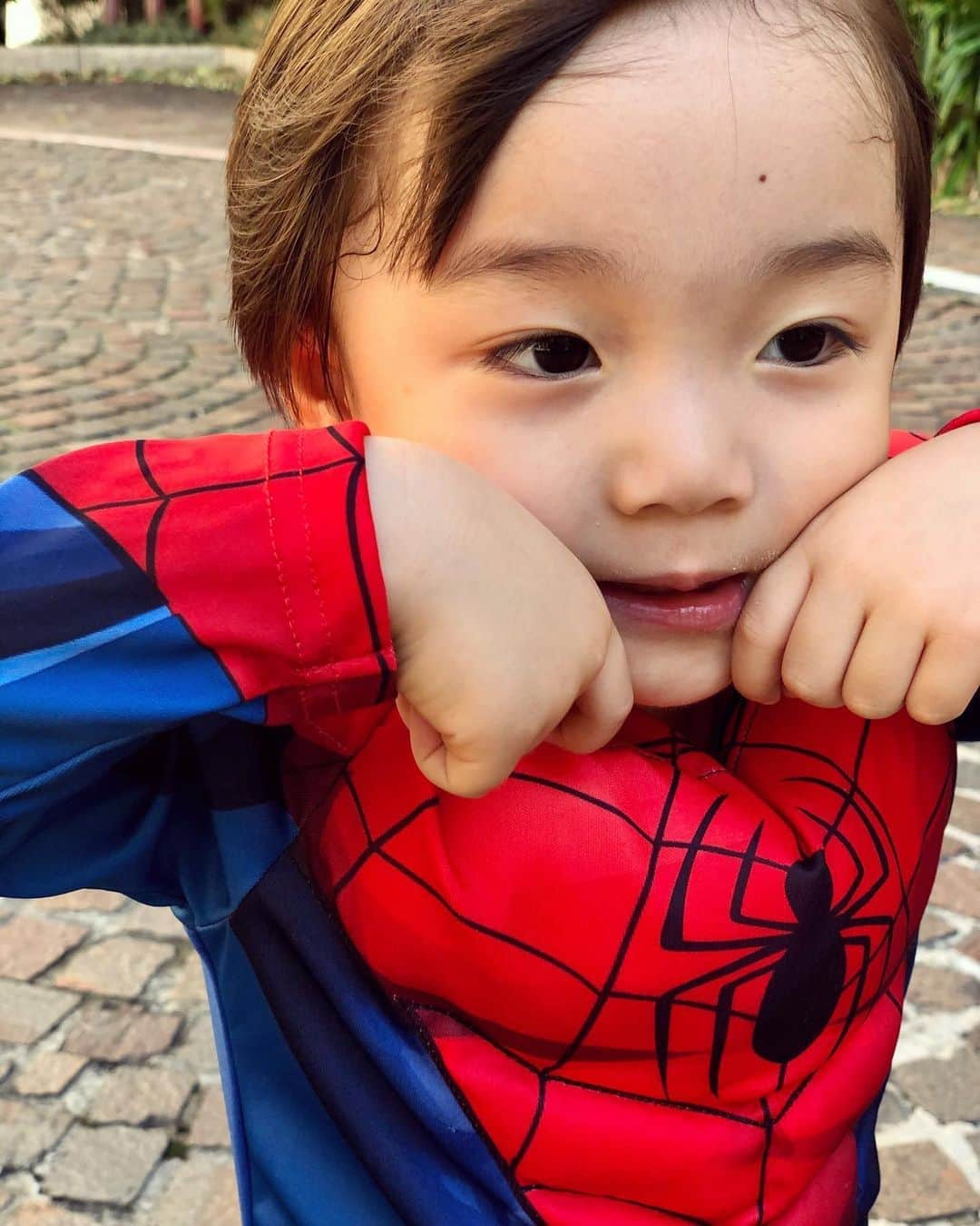 石塚錬さんのインスタグラム写真 - (石塚錬Instagram)「. 👦💬「ハロウィンはスパイダーマン🕷🎃❣️(オリジナルヴァンパイアver🧛‍♂️)」 #手がキバだそうです🦷笑 #4枚目はマスクで満面の笑み😁 #みなさんはどんな格好をするのかなぁ👗🥰❓ . 👦💬「I will be a spiderman on Halloween🕷🎃❣️(original Vampire version🧛‍♂️) #Hands are fangs🦷 #4th piece, wearing a mask & a big smiling😁 . #スパイダーマン #spiderman #스파이더맨 #蜘蛛侠 #มนุษย์แมงมุม #ハロウィン #halloween #할로윈 #万圣节 #วันฮาโลวีน #コスプレ #Cosplay #코스프레 #角色扮演 #คอสเพลย์ #石塚錬 #成長日記 #ishizukaren #renishizuka #이시즈카렌」10月14日 19時00分 - ishizuka_ren