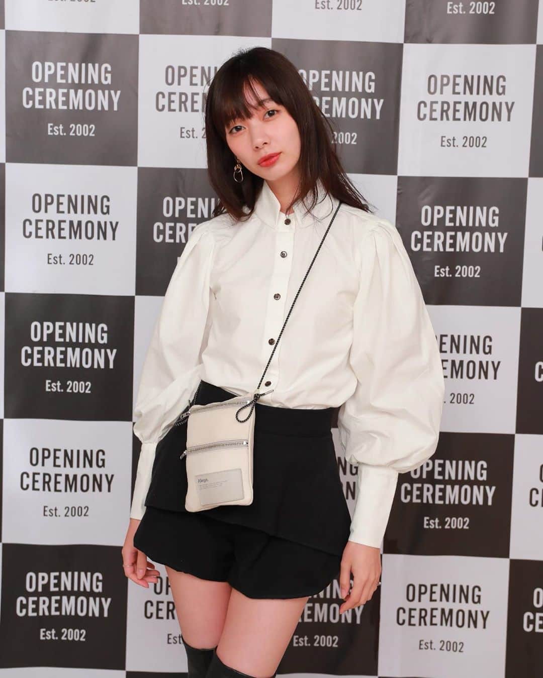 きなりのインスタグラム：「先日の @openingceremony.jp 上陸10th Anniversary🥂 珍しくミニスカ＆ニーハイブーツしてみました✌️💛 @marchand_de_legumes_official のシャツと @allege_official のミニポーチはおろしたてです！どっちも可愛い！！！ ニーハイブーツは @zara だよん〜〜 久しぶりの私服投稿でした☺️🙏 前髪は雨により終了してるけどそれもご愛嬌ということで…！🤣」