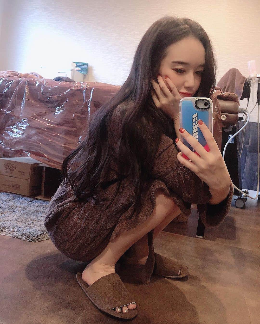 のインスタグラム：「準備完了🧸 . . 久々に入ってくれたスタッフさんが "なんか背中スッキリしましたね！"って。 @freenail_jpn  むちゃくちゃ嬉しい。 背面中心に施術してもろてるおかげ🐒✨ . . どうでもいい話かもやけど 一個だけ皆んなに聞きたい事がある！ 子どもちゃんに座ってほしい時 「おっちんとんして」ってゆうんやけど、 普通は"とん"って付けへんの？😧 "おっちん"だけ？😧 . . コレ、また地域あるあるで 色々言い方ちゃうやつなんかな？🤔 . . . . #おっちんとん #おっちん #どっちか問題 #はたまた別の呼び名なのか問題 #痩身 #痩身エステ #エステ #スッキリ #Diet #ダイエット #フリーネイル #堀江 #ガウン #美容デー #beautycare #에스테 #다이어트 #미용 #일본 #오사카」