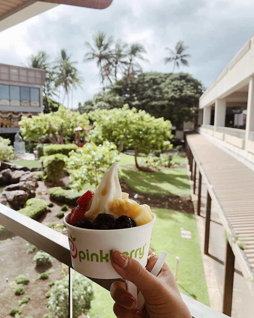 鈴木詩織さんのインスタグラム写真 - (鈴木詩織Instagram)「空港で食べたpink berryのヨーグルトアイス🍦 . 無脂肪だから低カロリーでうれしい🥰 お台場でしか食べたことなかったからハワイでも食べれてよかった🙆🏾‍♀️ . . . . .  #instagood#instatravel#japanesegirl#travel#shiorinsstravel#trip#hawaii#waikiki#yogurt#pinkberry#yogurticecream#trip#travel#shiorinhawaii2019#airport#旅行#タビジョ#ビュースタグラマー#旅好きな人と繋がりたい#ハワイ#ハワイ旅行#ワイキキ#ホノルル空港#空港#ヨーグルトアイス#ピンクベリー」10月14日 19時04分 - shiorin0802suzuki