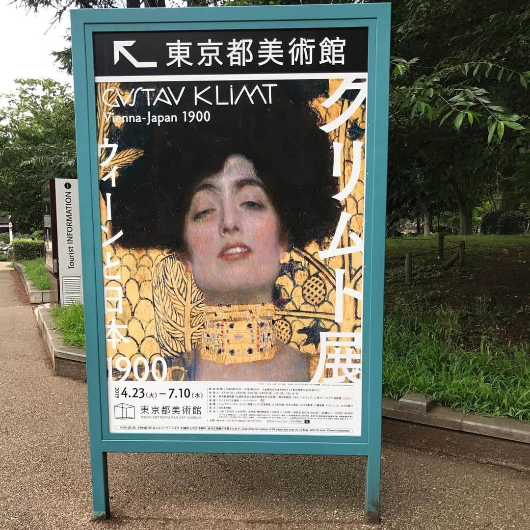 吉田莉加さんのインスタグラム写真 - (吉田莉加Instagram)「” ' 令和元年になって 一発目の展示は東京都美術館🙏 ' 7月6日 近代日本美術協会による、 近美関東美術展にて、 【新人最優秀賞】受賞しました。  二作品出展し、 一つは 入選 一つは 新人最優秀賞 でした。 ありがとうございました🙇‍♀️🙏✨ ' '  同日、東京都美術館  #クリムト展 も開催していて 私もここで、#ヨシダリカ展 を してやるんだ❕と燃えました。 (個展とアコースティックライヴ)  クリムト展を見て凄く勉強になった。 チェックアウトの時間が ギリギリでじっくりは見れなかったけど 私なりの淡い色に対する狭い視野を クリムトが広げてくれたというか、 最近の疑問と合致して、納得して、 途中から作風がガラッと 変わったところから涙が止まらなくなった😢。 ' ' '  ホテルに戻る最中  タクシーのおじさんに なんで感動したかを聞いてもらってて こんな小娘の話を最後まで聞いていただき、 ありがとうございました😢。 '  最後握手して降りた🤝🤝 ' ' 今考えるとあの空間うける。。 みんなに優しくしてもらって ほんとにリカ、感動😢😢。。 ' ' ' '  #ヨシダリカ#リカヨシダ #リカウロコ#パワーワード #yoshidarika#新人優秀賞 #ヨシダリカ#よしだりか #リカ色#Art#Artist#contemporaryart  #modernart#conceptual_art#visualart  #artgallary#installationart#artlover  #アート#現代美術#outsiderartist #outsiderart#singer#sing#東京都美術館 #musician#musicianlifestyle #モラルは守るアウトサイダーアーティスト」10月14日 19時06分 - yoshidarika_art