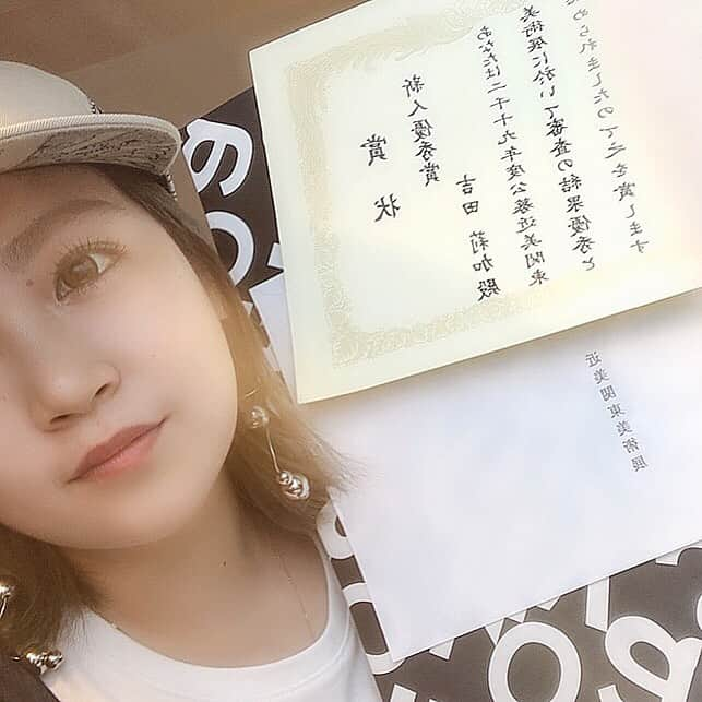 吉田莉加のインスタグラム：「” ' 令和元年になって 一発目の展示は東京都美術館🙏 ' 7月6日 近代日本美術協会による、 近美関東美術展にて、 【新人最優秀賞】受賞しました。  二作品出展し、 一つは 入選 一つは 新人最優秀賞 でした。 ありがとうございました🙇‍♀️🙏✨ ' '  同日、東京都美術館  #クリムト展 も開催していて 私もここで、#ヨシダリカ展 を してやるんだ❕と燃えました。 (個展とアコースティックライヴ)  クリムト展を見て凄く勉強になった。 チェックアウトの時間が ギリギリでじっくりは見れなかったけど 私なりの淡い色に対する狭い視野を クリムトが広げてくれたというか、 最近の疑問と合致して、納得して、 途中から作風がガラッと 変わったところから涙が止まらなくなった😢。 ' ' '  ホテルに戻る最中  タクシーのおじさんに なんで感動したかを聞いてもらってて こんな小娘の話を最後まで聞いていただき、 ありがとうございました😢。 '  最後握手して降りた🤝🤝 ' ' 今考えるとあの空間うける。。 みんなに優しくしてもらって ほんとにリカ、感動😢😢。。 ' ' ' '  #ヨシダリカ#リカヨシダ #リカウロコ#パワーワード #yoshidarika#新人優秀賞 #ヨシダリカ#よしだりか #リカ色#Art#Artist#contemporaryart  #modernart#conceptual_art#visualart  #artgallary#installationart#artlover  #アート#現代美術#outsiderartist #outsiderart#singer#sing#東京都美術館 #musician#musicianlifestyle #モラルは守るアウトサイダーアーティスト」