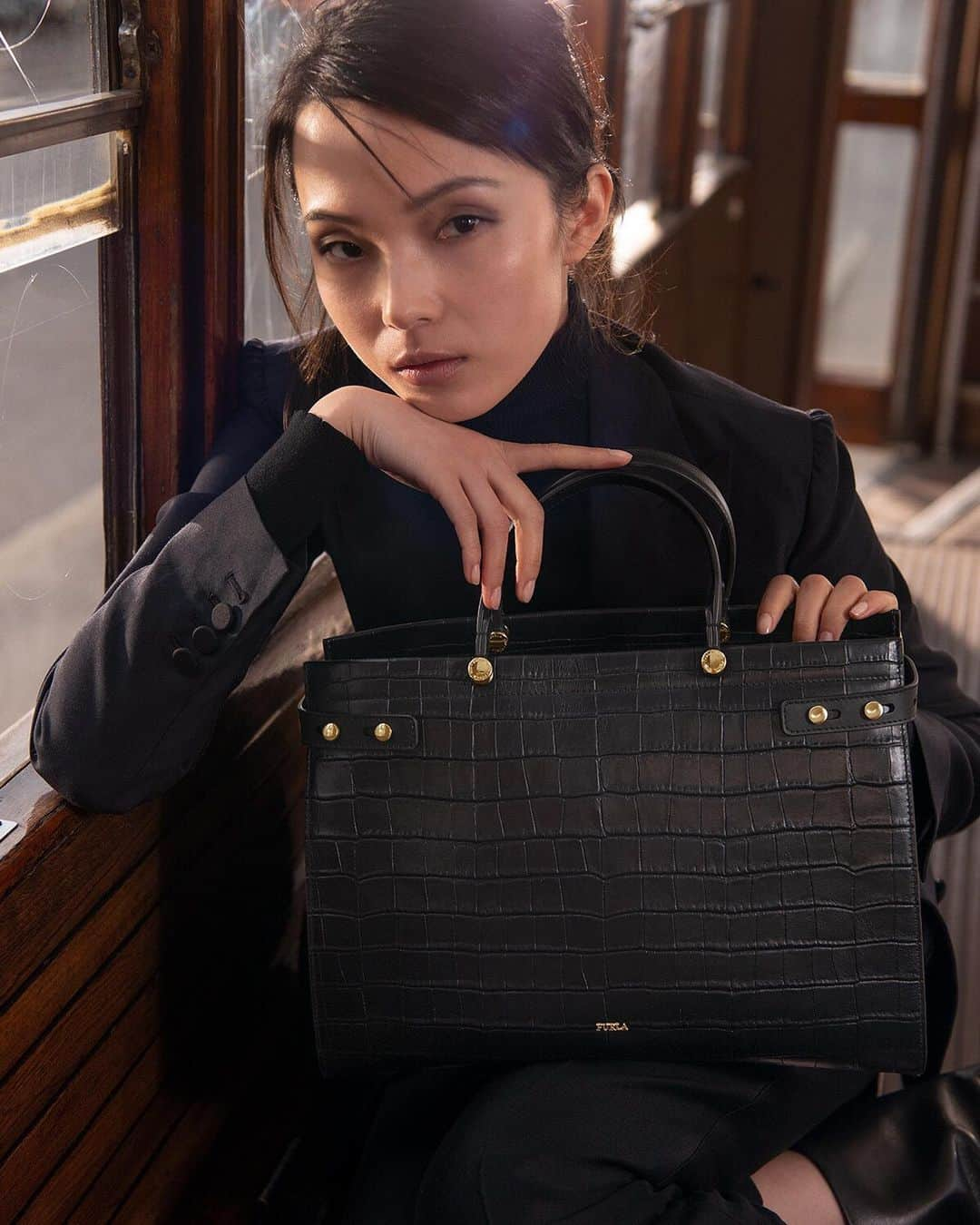 フルラさんのインスタグラム写真 - (フルラInstagram)「Authentic beauty.  A behind-the-scenes look at the Furla Fall Winter 2019 campaign, shot in Milano. Discover Furla Lady M variant in crocodile embossed calf leather.  #thefurlasociety #furlafeeling #newcollection #furla #accessories #fashion」10月14日 19時09分 - furla