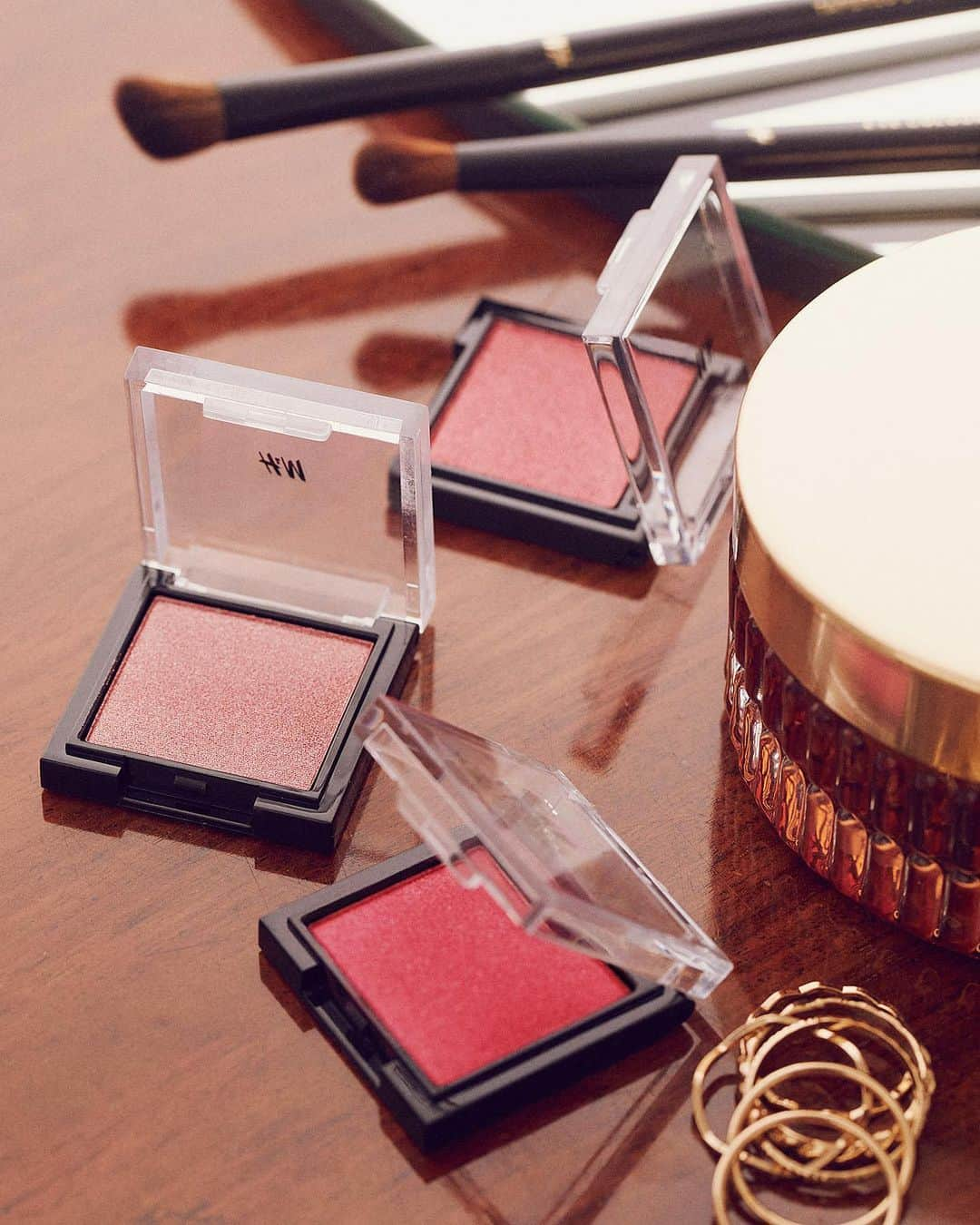 H&Mさんのインスタグラム写真 - (H&MInstagram)「Get your glow on with our new beauty treats today! ✨ #HM  Eye shadow: 0794313002 Eye shadow: 0773387003 Eye shadow: 0773379015 Eye shadow: 0773379001 Glitter mascara/eyeliner: 0273801001 Liquid eyeliner: 0741552003 Liquid lipstick: 0685337011」10月14日 19時09分 - hm