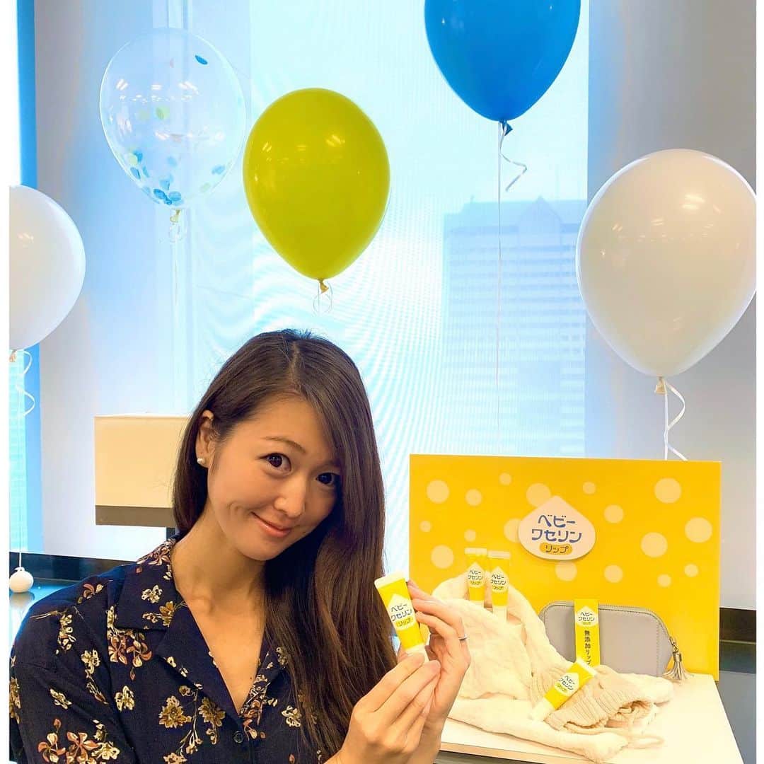 花田浩菜のインスタグラム：「台風一過で昨日はすこぶる晴れた関東でしたが、 家族で車で川のそばを通ったら今までに見たことのない水量で氾濫し、木も半分水で埋もれていたりと心が痛みました。 台風が過ぎ去っても川の氾濫や停電など被害が大きく、早く元の日常に近い過ごし方ができることを祈るばかりです。。これ以上被害が大きくなりませんように。 家族みんな、無事で普通に過ごせる日常にほんとに感謝ですね。 . . そんな本日はお腹の赤ちゃんと一緒に #ベビーワセリンリップ　のイベントへ。 息子が#乳児湿疹　が凄かった時に『保湿が大事だよ！』とママのお友達に教わり、ベビーワセリンをはじめて使ってから 保湿のたびに私もおこぼれをいただいて←笑、自分も愛用していました😊 #ママあるある . . そんなベビーワセリンに持ち歩きにも便利な#ベビーワセリンリップ　が登場！ ワセリン100%で無香料・無着色・防腐剤なしなので、子供にももちろん塗れる#ベビーワセリンリップ　。思った以上にベタつかないのでこれからの時期には一本あると大人も子供も、唇だけでなく手にも顔にも乾燥箇所に気付いた時にぬれるのでとーっても重宝してくれそうです✨ イベントではメイクアップアーティストの#高橋里帆　さんによる秋冬にぴったりなベビーワセリンリップを活用したメイクショーもあり、会場もベビーシャワーのようで可愛かった😊✨早速家に帰ったら実践してみようと思います😊❤️ . . #PR #健栄製薬 #ベビーワセリンリップ  #ワセリンリップ　#唇ケア #リップクリーム #ママライフ　#マタニティライフ　#赤ちゃんのいる生活　#男の子ママ　#妊娠8ヶ月　#女の子ママ予定　#2人目妊娠中　#l4l #happy #happydays」
