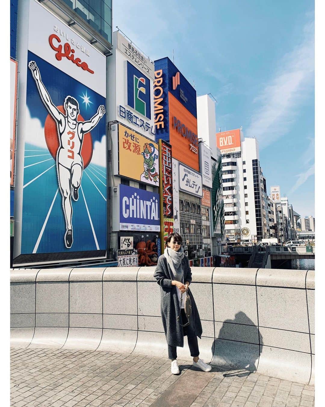 23区さんのインスタグラム写真 - (23区Instagram)「#23KU_DAYS 🚶‍♂️to  SHINSAIBASHI﻿ ﻿ 大阪といえば道頓堀✨﻿ 観光客で賑わうこの場所は﻿ 朝の景色と夜のネオンの違いを楽しむのも面白い👌🏻﻿ ﻿ 1日歩き回るなら、気温調整がしやすい﻿ ストールやニットアウターが﻿ 旅のパートナーにぴったりです◎﻿ ﻿ ﻿ ﻿ ﻿ ﻿ ﻿ -------------------------------------------------﻿ ﻿ #23KU_DAYS_OSAKA #23区 #23區 #MYSTANDARD23 #OSAKA #SHINSAIBASHI #fashion #style #code #coordinate #KNIT ﻿ #ベージュコーデ #ワントーンコーデ #リブニット #スニーカー女子 #スニーカーコーデ #スニーカー女子 #パンツコーデ #大阪 #心斎橋 #道頓堀  #休日の過ごし方 #私の休日」10月14日 19時14分 - 23ku_official