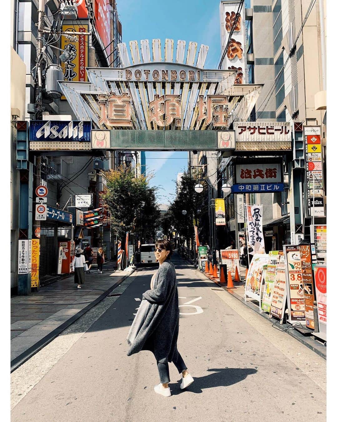 23区さんのインスタグラム写真 - (23区Instagram)「#23KU_DAYS 🚶‍♂️to  SHINSAIBASHI﻿ ﻿ 大阪といえば道頓堀✨﻿ 観光客で賑わうこの場所は﻿ 朝の景色と夜のネオンの違いを楽しむのも面白い👌🏻﻿ ﻿ 1日歩き回るなら、気温調整がしやすい﻿ ストールやニットアウターが﻿ 旅のパートナーにぴったりです◎﻿ ﻿ ﻿ ﻿ ﻿ ﻿ ﻿ -------------------------------------------------﻿ ﻿ #23KU_DAYS_OSAKA #23区 #23區 #MYSTANDARD23 #OSAKA #SHINSAIBASHI #fashion #style #code #coordinate #KNIT ﻿ #ベージュコーデ #ワントーンコーデ #リブニット #スニーカー女子 #スニーカーコーデ #スニーカー女子 #パンツコーデ #大阪 #心斎橋 #道頓堀  #休日の過ごし方 #私の休日」10月14日 19時14分 - 23ku_official