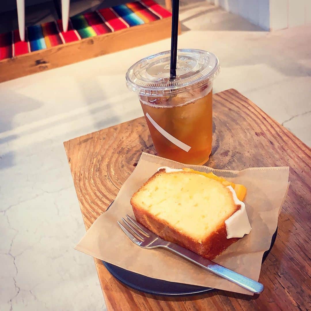 浜田真衣のインスタグラム：「@saturdaysnyc  ふらっと寄ってみた☕️ #落ち着いた空間  #お洒落 で インテリアや雑貨があります🎩  今回食べたのは #オレンジパウンドケーキ  やっぱり柑橘系の味が好き♡  #心斎橋カフェ #心斎橋カフェ巡り #大人カフェ #落ち着くカフェ #癒しの空間 #saturdaysnyc #サタデーズサーフニューヨーク #カフェ好き #カフェ巡り好きな人と繋がりたい #おしゃれさんと繋がりたい #浜田真衣 #monaカフェ」