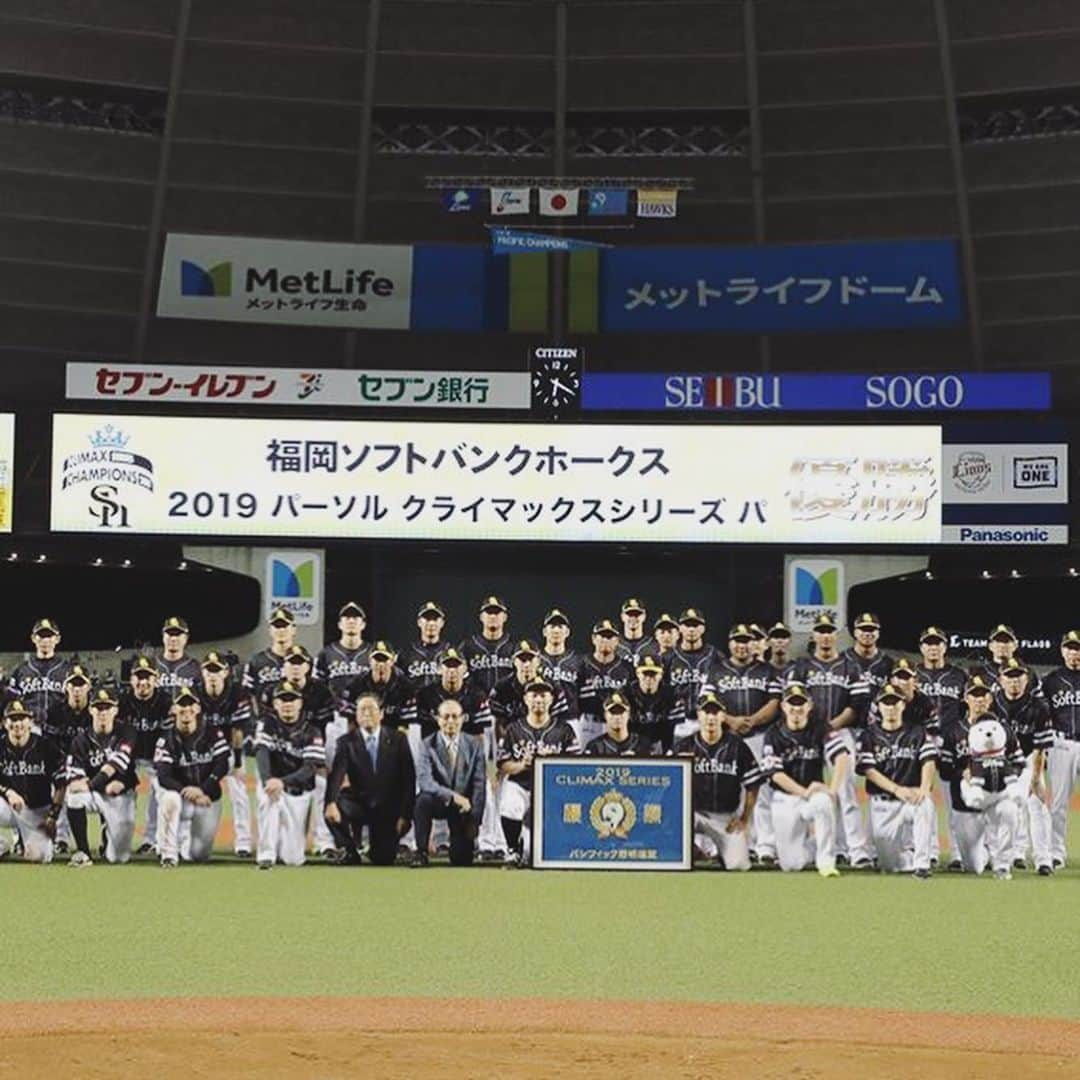 リック・バンデンハークさんのインスタグラム写真 - (リック・バンデンハークInstagram)「DASH UP TO THE TOP!🔝 We won the final stage of the climax series against the Seibu Lions, with 4 games straight in a row!  Shout out to the MVP Kenta Imamiya (@kntaaaaaaa) for his amazing series!  Grateful to going to the Japan Series for the 4th time in 5 years with the @softbankhawks_official  #sbhawks #climaxseries #バンデンハーク #今宮健太 #japanseries #npb #smbc日本シリーズ2019 #dashuptothetop」10月14日 19時26分 - rick_vdhurk