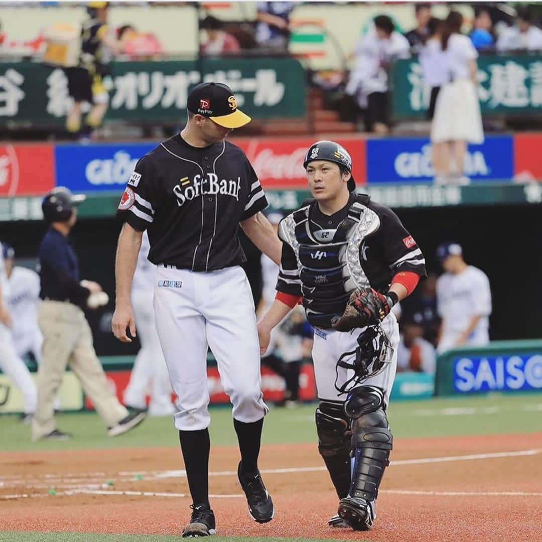 リック・バンデンハークのインスタグラム：「DASH UP TO THE TOP!🔝 We won the final stage of the climax series against the Seibu Lions, with 4 games straight in a row!  Shout out to the MVP Kenta Imamiya (@kntaaaaaaa) for his amazing series!  Grateful to going to the Japan Series for the 4th time in 5 years with the @softbankhawks_official  #sbhawks #climaxseries #バンデンハーク #今宮健太 #japanseries #npb #smbc日本シリーズ2019 #dashuptothetop」