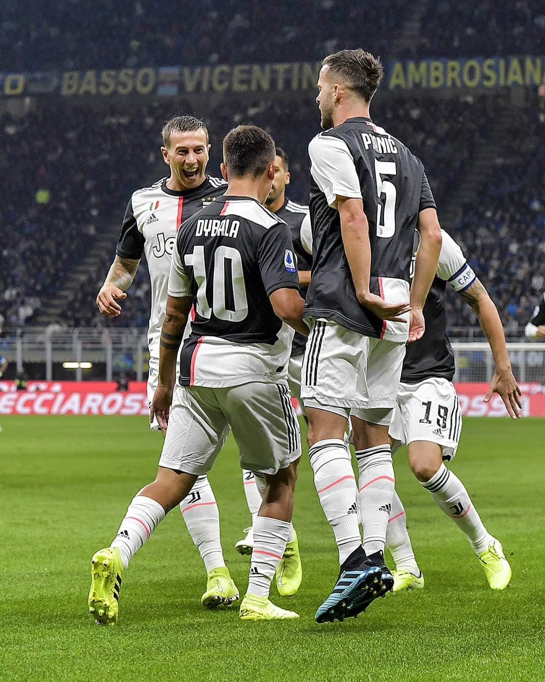 ユヴェントスFCさんのインスタグラム写真 - (ユヴェントスFCInstagram)「This week, we step back on the pitch! 🙌🙌 #MondayMotivation」10月14日 19時30分 - juventus