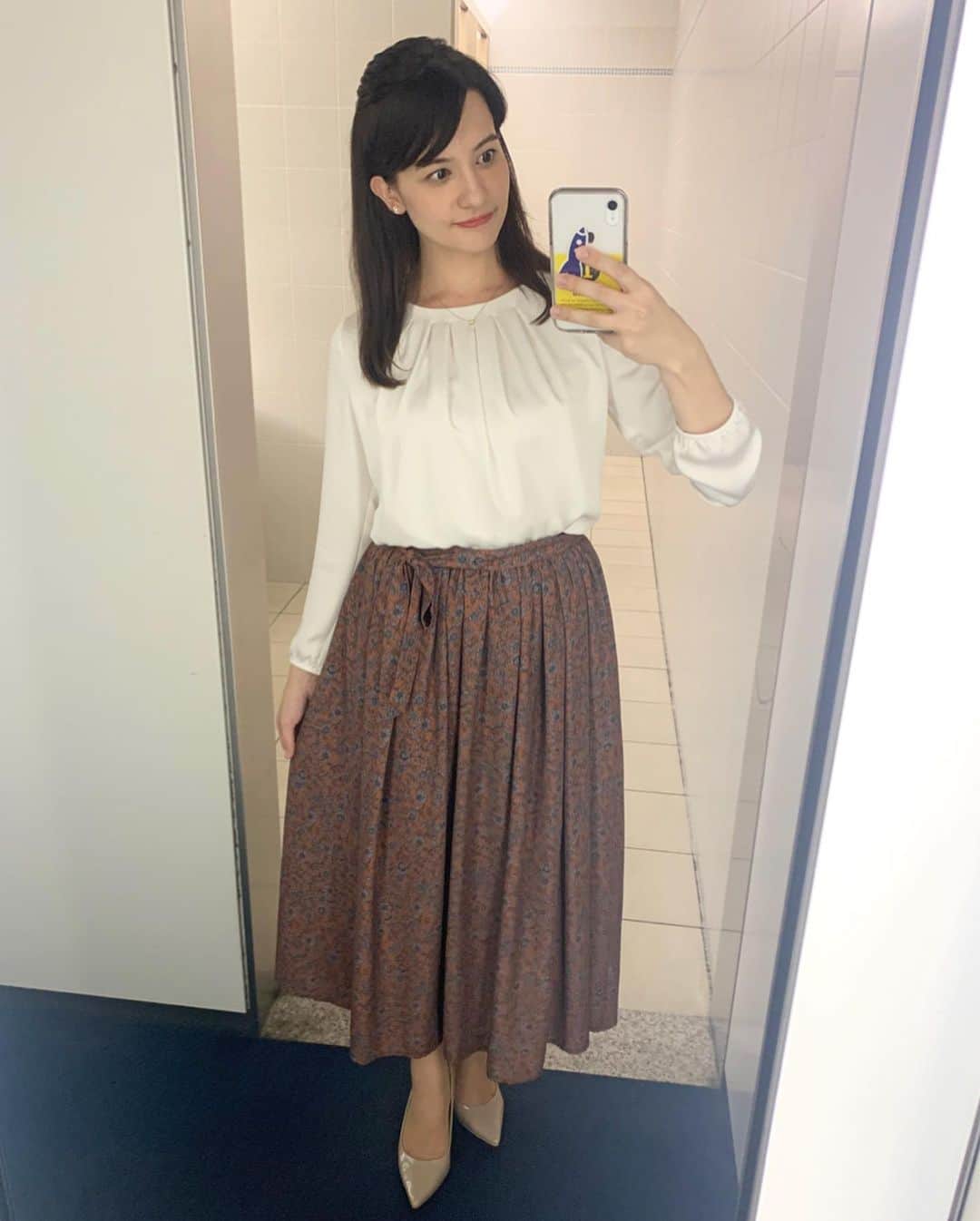 エリザベス・ハードキャッスルさんのインスタグラム写真 - (エリザベス・ハードキャッスルInstagram)「台風19号で被災された方に心よりお見舞い申し上げます。 私が以前住んでた地域も被害を受けていてショックを受けています。 早く早く、元の生活に元の姿に戻ってほしいと願うばかりです。  番組を通じて、少しでもみなさんの支えになることができないかと考えております。みんな仲間です、助け合っていきましょう。 . . . . . . 先週のevery衣装👗✨ . １０月７日(月) 鮮やかな橙色のブラウス、テロンとしていて着心地もよかったです♡ ブラウス・スカート　@indivi.official . １０月８日(火) 黒で大人っぽいですけど、筆で書かれたような水玉柄が可愛くてお気に入りでした(^^) ブラウス・スカート　@indivi.official . １０月１０日(木) カジュアルな雰囲気にもなるトップスと、スカーフがモチーフについているスカート、かっちりしてないのも好きです☺️ トップス・スカート　@tonal_official . １０月１１日(金) また雰囲気がガラッと変わる、小花柄のスカートかわいいですよね💐 ブラウス　@indivi.official  スカート　@tonal_official . アクセサリーは全曜日、@vendomeaoyama_official さんのものです✨ . . 先週もありがとうございました😊 今週のnews every.もよろしくお願いします✨ . . #newsevery #衣装　#アナウンサー　#日テレ」10月14日 19時30分 - elizabeth_hc49