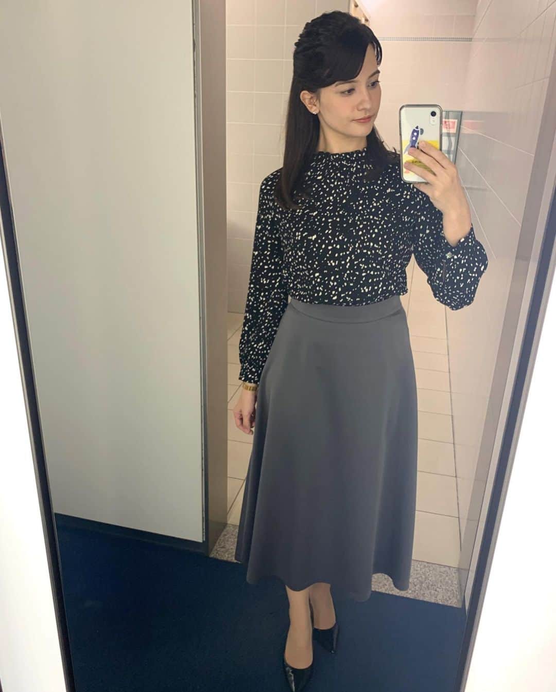 エリザベス・ハードキャッスルさんのインスタグラム写真 - (エリザベス・ハードキャッスルInstagram)「台風19号で被災された方に心よりお見舞い申し上げます。 私が以前住んでた地域も被害を受けていてショックを受けています。 早く早く、元の生活に元の姿に戻ってほしいと願うばかりです。  番組を通じて、少しでもみなさんの支えになることができないかと考えております。みんな仲間です、助け合っていきましょう。 . . . . . . 先週のevery衣装👗✨ . １０月７日(月) 鮮やかな橙色のブラウス、テロンとしていて着心地もよかったです♡ ブラウス・スカート　@indivi.official . １０月８日(火) 黒で大人っぽいですけど、筆で書かれたような水玉柄が可愛くてお気に入りでした(^^) ブラウス・スカート　@indivi.official . １０月１０日(木) カジュアルな雰囲気にもなるトップスと、スカーフがモチーフについているスカート、かっちりしてないのも好きです☺️ トップス・スカート　@tonal_official . １０月１１日(金) また雰囲気がガラッと変わる、小花柄のスカートかわいいですよね💐 ブラウス　@indivi.official  スカート　@tonal_official . アクセサリーは全曜日、@vendomeaoyama_official さんのものです✨ . . 先週もありがとうございました😊 今週のnews every.もよろしくお願いします✨ . . #newsevery #衣装　#アナウンサー　#日テレ」10月14日 19時30分 - elizabeth_hc49