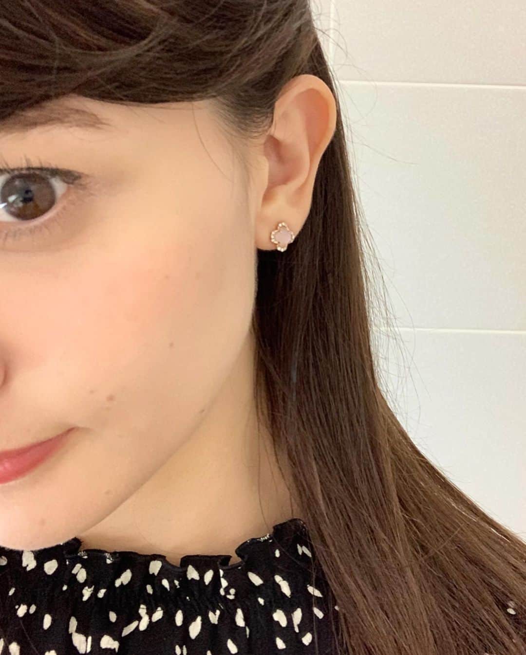 エリザベス・ハードキャッスルさんのインスタグラム写真 - (エリザベス・ハードキャッスルInstagram)「台風19号で被災された方に心よりお見舞い申し上げます。 私が以前住んでた地域も被害を受けていてショックを受けています。 早く早く、元の生活に元の姿に戻ってほしいと願うばかりです。  番組を通じて、少しでもみなさんの支えになることができないかと考えております。みんな仲間です、助け合っていきましょう。 . . . . . . 先週のevery衣装👗✨ . １０月７日(月) 鮮やかな橙色のブラウス、テロンとしていて着心地もよかったです♡ ブラウス・スカート　@indivi.official . １０月８日(火) 黒で大人っぽいですけど、筆で書かれたような水玉柄が可愛くてお気に入りでした(^^) ブラウス・スカート　@indivi.official . １０月１０日(木) カジュアルな雰囲気にもなるトップスと、スカーフがモチーフについているスカート、かっちりしてないのも好きです☺️ トップス・スカート　@tonal_official . １０月１１日(金) また雰囲気がガラッと変わる、小花柄のスカートかわいいですよね💐 ブラウス　@indivi.official  スカート　@tonal_official . アクセサリーは全曜日、@vendomeaoyama_official さんのものです✨ . . 先週もありがとうございました😊 今週のnews every.もよろしくお願いします✨ . . #newsevery #衣装　#アナウンサー　#日テレ」10月14日 19時30分 - elizabeth_hc49