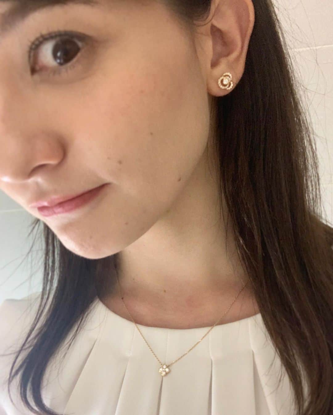 エリザベス・ハードキャッスルさんのインスタグラム写真 - (エリザベス・ハードキャッスルInstagram)「台風19号で被災された方に心よりお見舞い申し上げます。 私が以前住んでた地域も被害を受けていてショックを受けています。 早く早く、元の生活に元の姿に戻ってほしいと願うばかりです。  番組を通じて、少しでもみなさんの支えになることができないかと考えております。みんな仲間です、助け合っていきましょう。 . . . . . . 先週のevery衣装👗✨ . １０月７日(月) 鮮やかな橙色のブラウス、テロンとしていて着心地もよかったです♡ ブラウス・スカート　@indivi.official . １０月８日(火) 黒で大人っぽいですけど、筆で書かれたような水玉柄が可愛くてお気に入りでした(^^) ブラウス・スカート　@indivi.official . １０月１０日(木) カジュアルな雰囲気にもなるトップスと、スカーフがモチーフについているスカート、かっちりしてないのも好きです☺️ トップス・スカート　@tonal_official . １０月１１日(金) また雰囲気がガラッと変わる、小花柄のスカートかわいいですよね💐 ブラウス　@indivi.official  スカート　@tonal_official . アクセサリーは全曜日、@vendomeaoyama_official さんのものです✨ . . 先週もありがとうございました😊 今週のnews every.もよろしくお願いします✨ . . #newsevery #衣装　#アナウンサー　#日テレ」10月14日 19時30分 - elizabeth_hc49