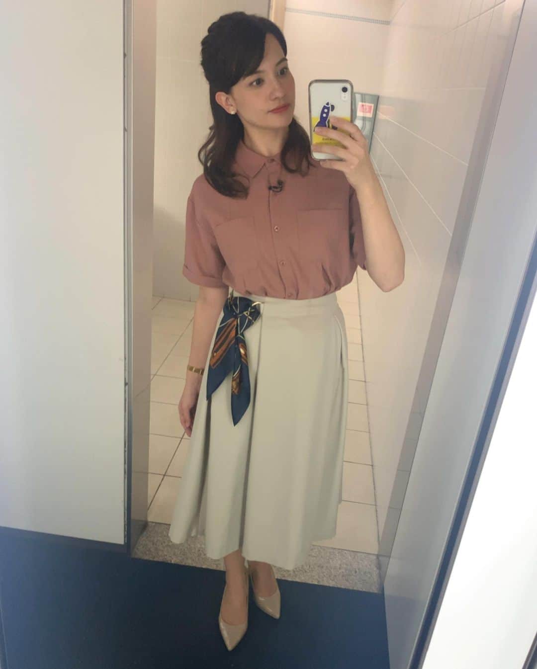 エリザベス・ハードキャッスルさんのインスタグラム写真 - (エリザベス・ハードキャッスルInstagram)「台風19号で被災された方に心よりお見舞い申し上げます。 私が以前住んでた地域も被害を受けていてショックを受けています。 早く早く、元の生活に元の姿に戻ってほしいと願うばかりです。  番組を通じて、少しでもみなさんの支えになることができないかと考えております。みんな仲間です、助け合っていきましょう。 . . . . . . 先週のevery衣装👗✨ . １０月７日(月) 鮮やかな橙色のブラウス、テロンとしていて着心地もよかったです♡ ブラウス・スカート　@indivi.official . １０月８日(火) 黒で大人っぽいですけど、筆で書かれたような水玉柄が可愛くてお気に入りでした(^^) ブラウス・スカート　@indivi.official . １０月１０日(木) カジュアルな雰囲気にもなるトップスと、スカーフがモチーフについているスカート、かっちりしてないのも好きです☺️ トップス・スカート　@tonal_official . １０月１１日(金) また雰囲気がガラッと変わる、小花柄のスカートかわいいですよね💐 ブラウス　@indivi.official  スカート　@tonal_official . アクセサリーは全曜日、@vendomeaoyama_official さんのものです✨ . . 先週もありがとうございました😊 今週のnews every.もよろしくお願いします✨ . . #newsevery #衣装　#アナウンサー　#日テレ」10月14日 19時30分 - elizabeth_hc49