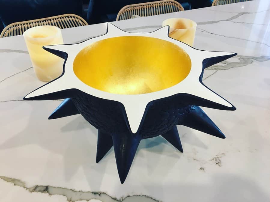 ルーファス・テイラーのインスタグラム：「Thank you @derekmogford for the coolest bowl I’ve ever seen🍻 like the ashtray too... #conker #bowl」