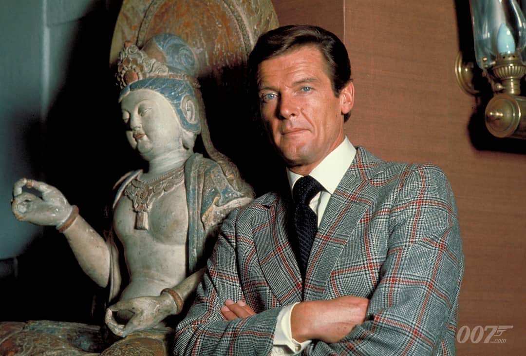 James Bond 007さんのインスタグラム写真 - (James Bond 007Instagram)「Nobody does it better. Today would have been Sir Roger Moore’s 92ND birthday. Here he is on set of his second 007 film THE MAN WITH THE GOLDEN GUN (1974). He is sorely missed. Leave your memories and messages below.」10月14日 19時46分 - 007