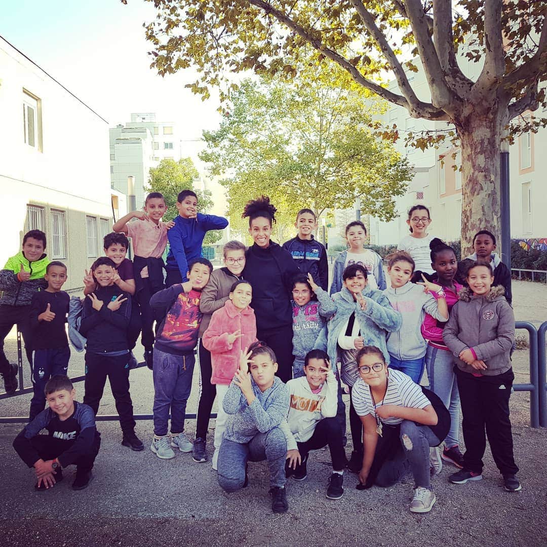 Elea Mariama DIARRAのインスタグラム：「Aujourd'hui c'était la dictée d'@elaofficielle. . . Un très bon moment avec la classe de CM1 CM2 de l'école Anton Makarenko à vaulx en velin. . . .  #dictéeela」