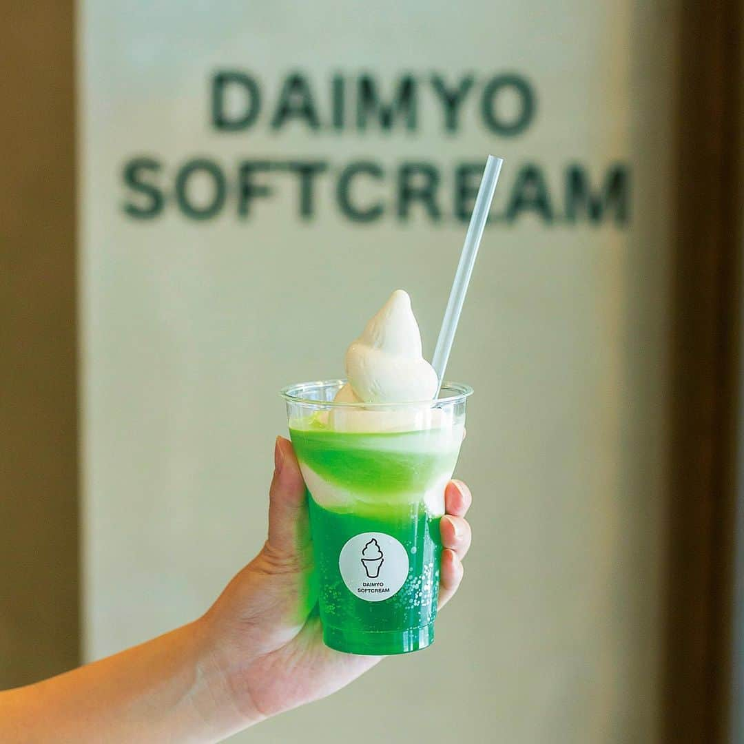 Hanako公式さんのインスタグラム写真 - (Hanako公式Instagram)「神ビジュアルで、SNS映え必至！﻿ ﻿ 〈DAIMYO SOFTCREAM 自由が丘〉の「クリームソーダメロン」🍈福岡県糸島産の牛乳で作るソフトクリームが美味です🍦﻿ ﻿ 【CITYGUIDE 自由が丘百科事典。発売中！】﻿ #Hanako #Hanako_magazine #Hanako30th #自由が丘 #jiyugaoka #自由が丘カフェ #自由が丘ランチ #自由が丘グルメ #お散歩 #コーヒースタンド #丁寧な暮らし #スイーツ巡り #スイーツ部 #おでかけ #休日 #カフェ #カフェ部 #カフェ巡り #カメラ女子 #カメラ部 #東京グルメ #mytokyois #tokyotokyo #おやつ #cafe #クリームソーダ#DAIMYOSOFTCREAM #mytokyois #tokyotokyo #photoby_yokotajiri」10月14日 19時48分 - hanako_magazine