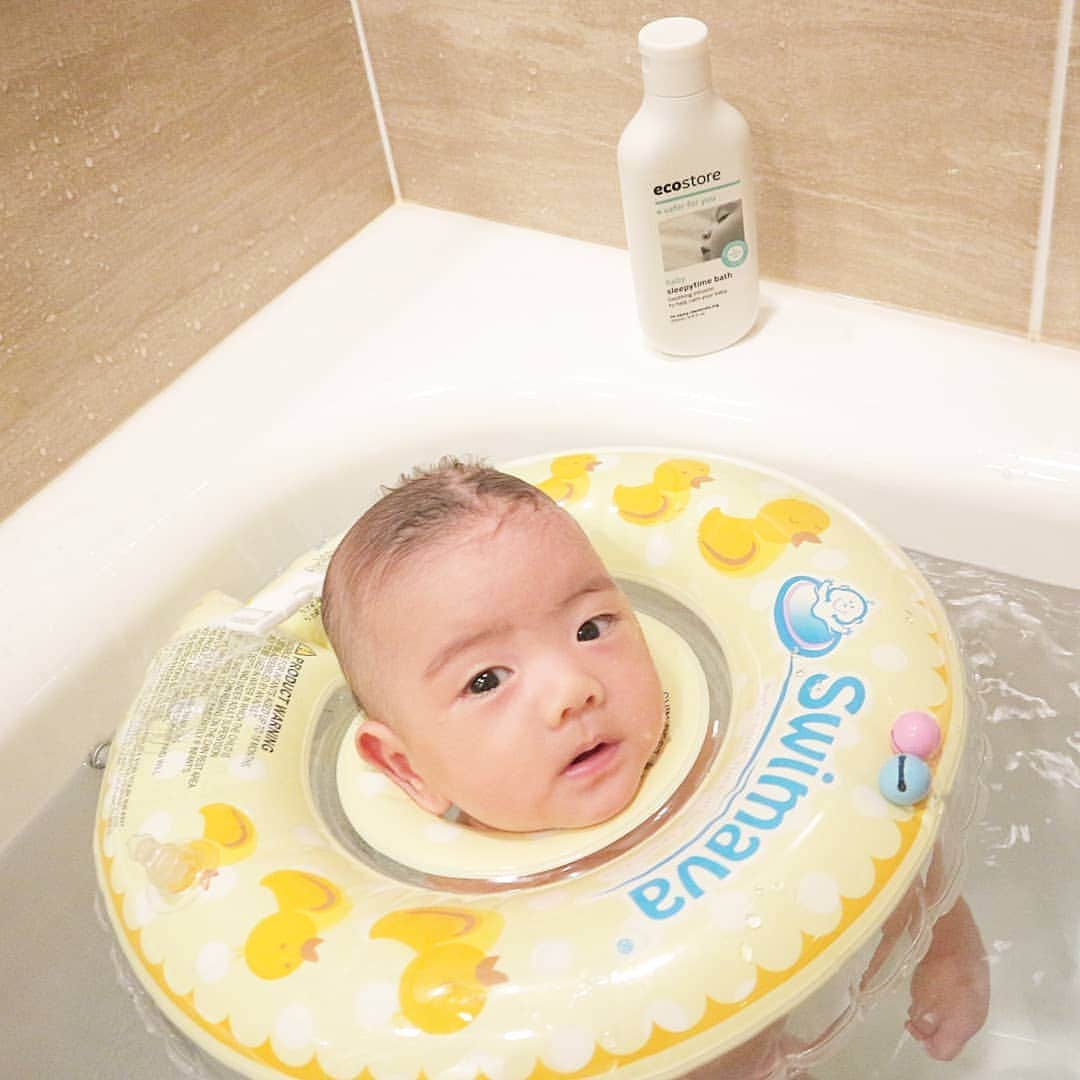 佐川愛果さんのインスタグラム写真 - (佐川愛果Instagram)「べびとお風呂に入るときの入浴剤は、 @ecostore.jp のベビースリーピータイムを使ってます🛁  生粋のお風呂好きな私。産前は自分の好きな入浴剤を入れて楽しんでいましたが、べびと一緒となるとそうはいかないですよね😂一緒に入れる安心安全な入浴剤はママにはとてもありがたいです😌💕 他にもべびに使える入浴剤を色々見つけたいな☀  #エコストア #ecostore #ベビースリーピータイム #お風呂 #赤ちゃんのいる生活 #赤ちゃんのいる暮らし #ママリ #赤ちゃんのスキンケア #baby #新米ママ #コスメキッチン #生後２ヶ月 #男の子ママ」10月14日 19時48分 - aika728sagawa