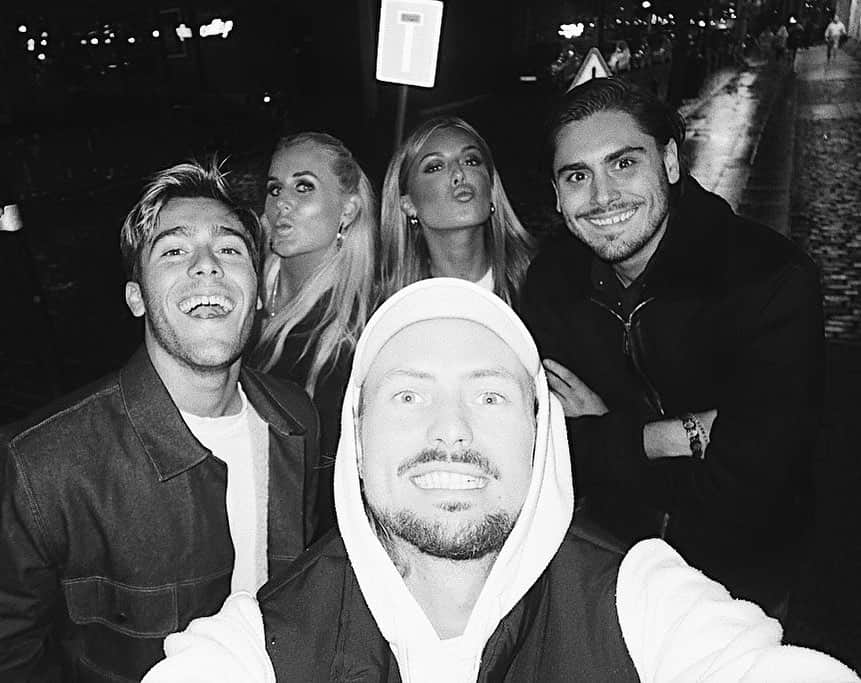 Bianca Ingrossoさんのインスタグラム写真 - (Bianca IngrossoInstagram)「My pretty little family who loves food, music, Marvel movies and partying together 🖤」10月14日 19時49分 - biancaingrosso