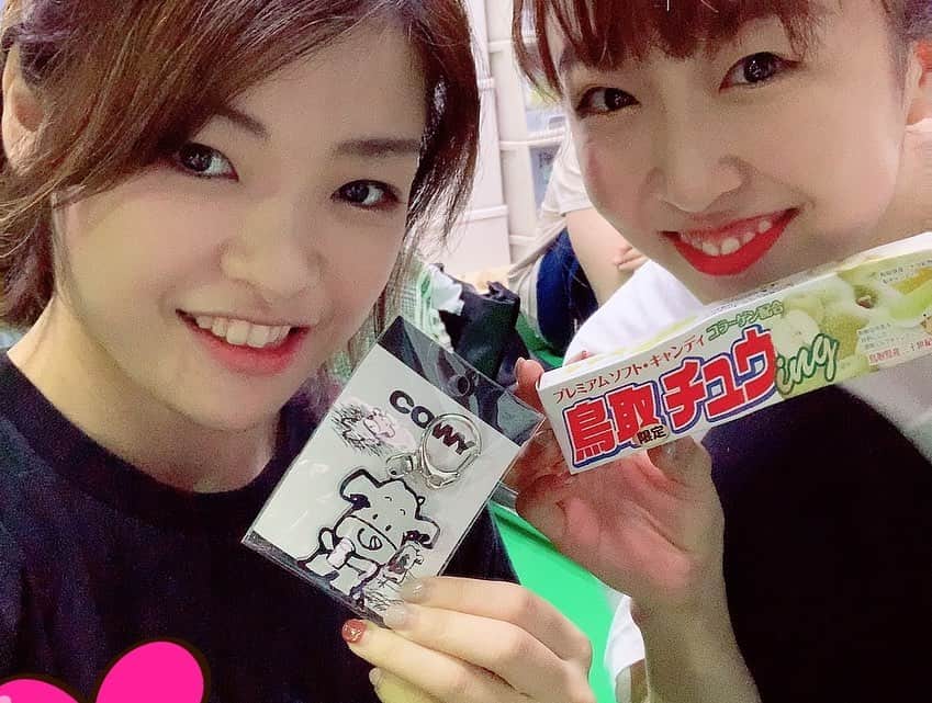 知念紗耶のインスタグラム：「みなみからお土産もらった〜💖 この牛ちゃん私に似てるらしいです😂笑 2枚目は大阪でご飯行ったときの📸✨ いっぱい喋っていっぱい笑ったなあ。 大阪生活が懐かしいです☺️」