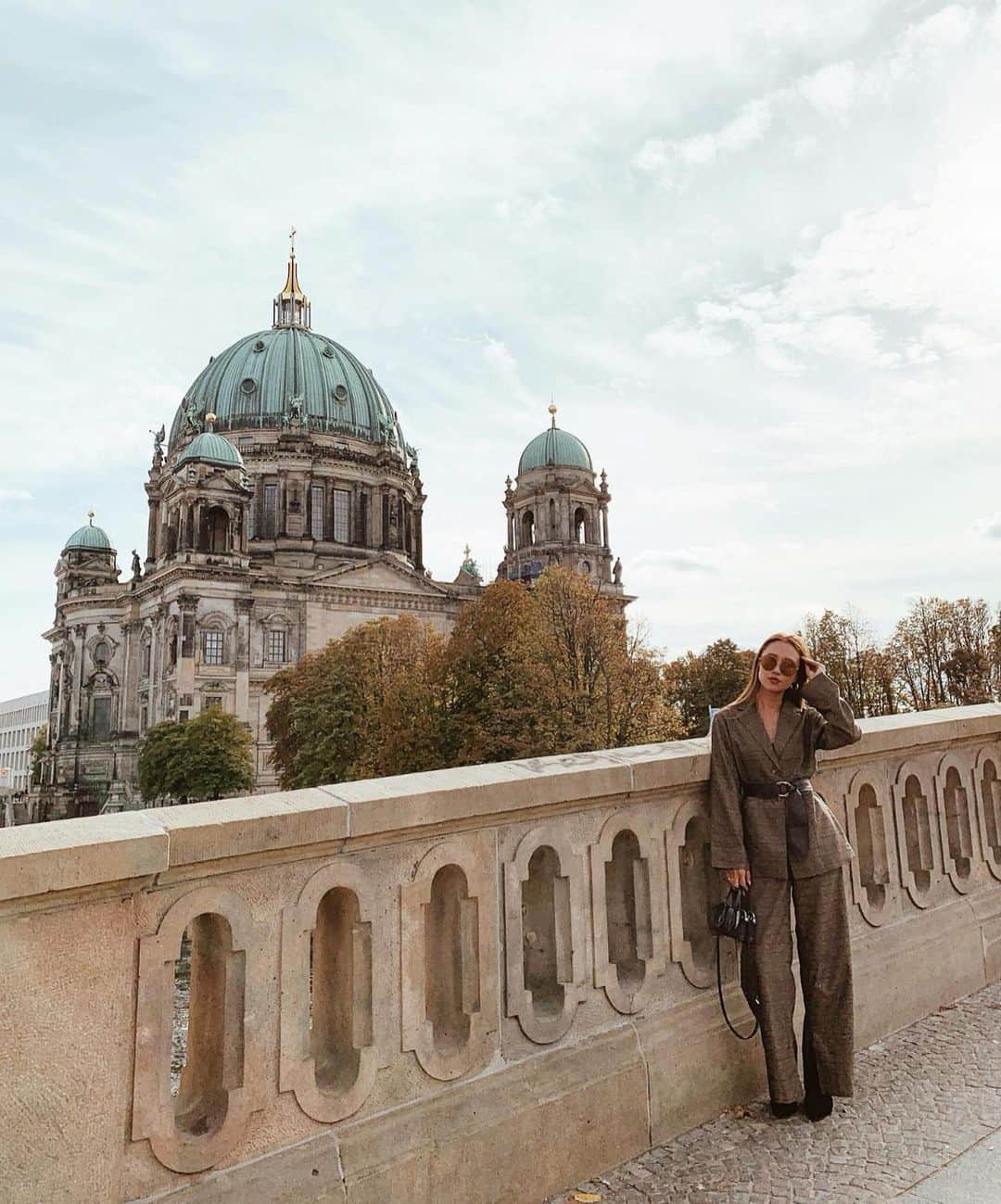 廣田奈々さんのインスタグラム写真 - (廣田奈々Instagram)「📍Duits🇩🇪Germany Road trip 5ヶ国目はドイツ✨ めっちゃ楽しみにしていた国🤘🏽 ベルリンは2泊だからゆっくりいろいろ回れた✨ 1番にBerlinの壁へ🎨 "The Wall Museum" 高さ4m、長さ165km。 壁沿いを歩いて、歴史を感じた。 イーストサイドギャラリーの一部で、旧東ドイツのホーネッカー書記長とソ連ブレジネフ書記長がキスしている有名な絵も見れて感動😭✨ この壁で当時は家族や大切な人と会えなかったりしたと思うと本当に感慨深いものがありました。 その中に日本の方が描いたARTもあり、なんだか嬉しく誇らしい気持ちに😌🇯🇵 ベルリン大聖堂"Berliner Dom"と アレクサンダー広場"Alexanderplatz" にも寄って素敵すぎる場所。 お天気もよく、ずーっと絵に描いたような空だった🙏🏼✨ #Duits #Germany #Berlin #Roadtrip #trip #Europa #fashion #BerlinWall #history #traditional」10月14日 19時53分 - nana_hirota