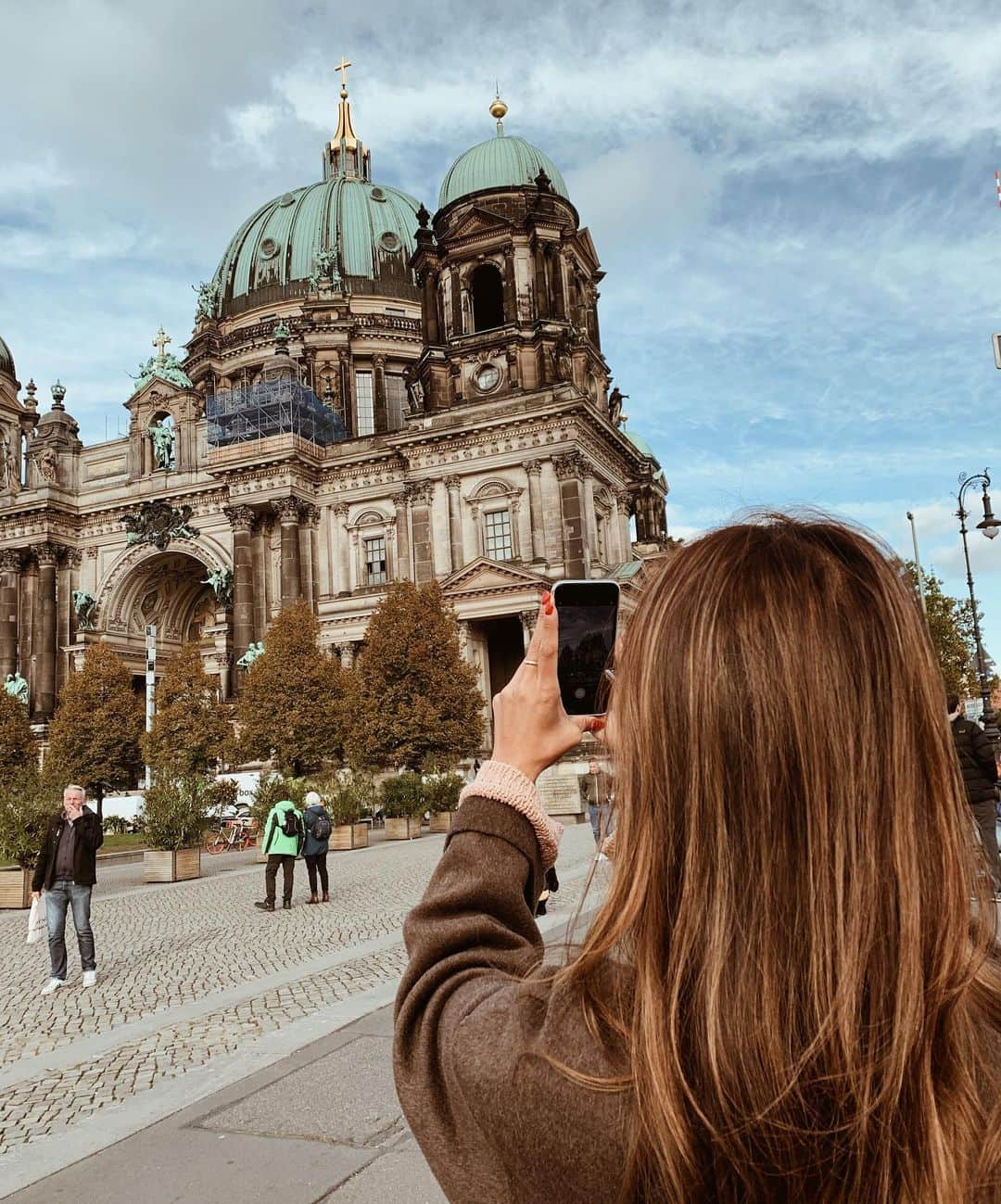 廣田奈々さんのインスタグラム写真 - (廣田奈々Instagram)「📍Duits🇩🇪Germany Road trip 5ヶ国目はドイツ✨ めっちゃ楽しみにしていた国🤘🏽 ベルリンは2泊だからゆっくりいろいろ回れた✨ 1番にBerlinの壁へ🎨 "The Wall Museum" 高さ4m、長さ165km。 壁沿いを歩いて、歴史を感じた。 イーストサイドギャラリーの一部で、旧東ドイツのホーネッカー書記長とソ連ブレジネフ書記長がキスしている有名な絵も見れて感動😭✨ この壁で当時は家族や大切な人と会えなかったりしたと思うと本当に感慨深いものがありました。 その中に日本の方が描いたARTもあり、なんだか嬉しく誇らしい気持ちに😌🇯🇵 ベルリン大聖堂"Berliner Dom"と アレクサンダー広場"Alexanderplatz" にも寄って素敵すぎる場所。 お天気もよく、ずーっと絵に描いたような空だった🙏🏼✨ #Duits #Germany #Berlin #Roadtrip #trip #Europa #fashion #BerlinWall #history #traditional」10月14日 19時53分 - nana_hirota