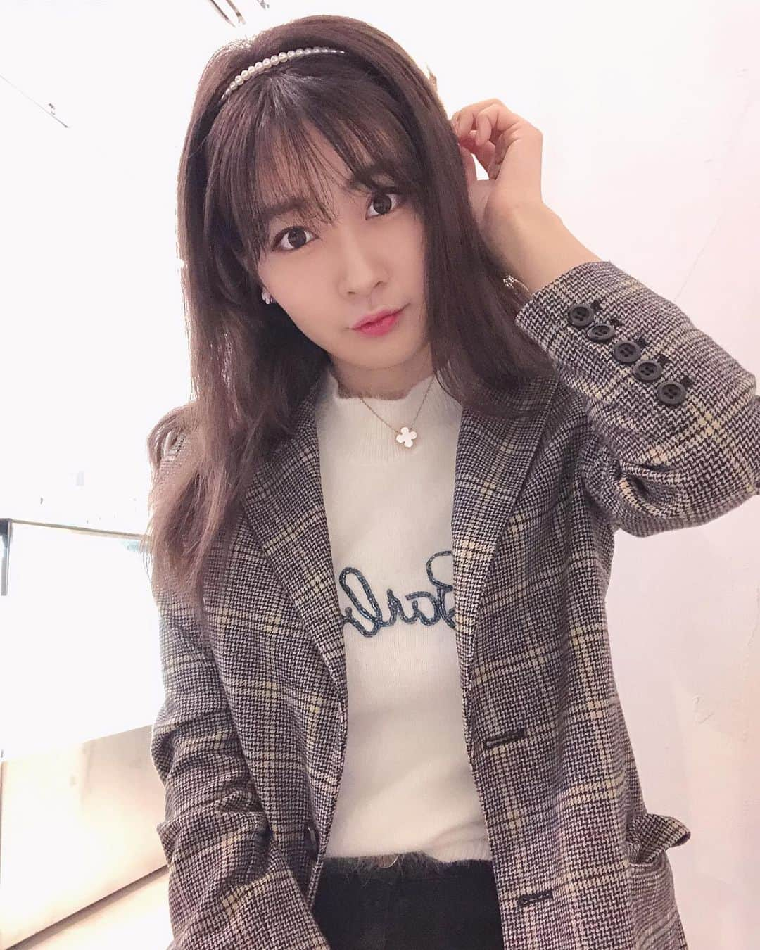 伊藤愛梨さんのインスタグラム写真 - (伊藤愛梨Instagram)「今日は雨で😞だね☔️ 大変な三連休でしたね(´°̥̥̥̥̥̥̥̥ω°̥̥̥̥̥̥̥̥｀) 日本どうした？ってかんじ！ 甘いもの食べて元気になろうと思ってdotoriでマカロン食べたよ😍 . . . . . ・ ・ ・ ・ ・ ・ ・ #ガーリー #可愛い#大人可愛い#コーデ#コーディネート#コスメ#メイク#オフショル#ヘアスタイル  #ピンク#スタイル#デニム#大人カジュアル#韓国  #韓国ファッション#インスタ映え#liliybrown #あいりんまる  #pink#koreanfashion#koreanmacaron  #lillilly  #snidel #dotorimacaron」10月14日 19時57分 - ilovely1007_