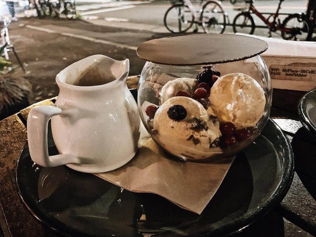 日下裕江さんのインスタグラム写真 - (日下裕江Instagram)「話題の夜パフェ🍨  甘さ控えめで 大人の味✨  ラムの入った ほんのり甘いパフェ と ピスタチオのアイスに バターパイ🥧  甘いの苦手な人には ちょうどいいパフェでした✨  #夜パフェ　#話題の夜パフェ　#大人のパフェ　#大人パフェ　 @espressodworks_ebisu」10月14日 19時59分 - hiroe___h