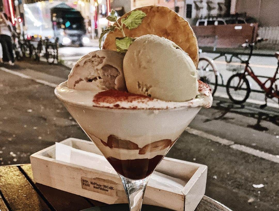 日下裕江さんのインスタグラム写真 - (日下裕江Instagram)「話題の夜パフェ🍨  甘さ控えめで 大人の味✨  ラムの入った ほんのり甘いパフェ と ピスタチオのアイスに バターパイ🥧  甘いの苦手な人には ちょうどいいパフェでした✨  #夜パフェ　#話題の夜パフェ　#大人のパフェ　#大人パフェ　 @espressodworks_ebisu」10月14日 19時59分 - hiroe___h