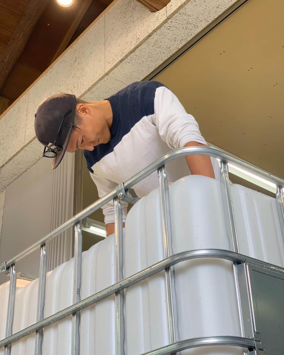 都倉賢さんのインスタグラム写真 - (都倉賢Instagram)「【Tokura winery】  北海道仁木町にある都倉ワイナリーに来年の2月リリース予定のワインを仕込みに行ってきました！  昨年農業法人を設立してから色々な方に支えられてようやくここまでくる事が出来ました。  今年の5月に都倉ワイナリーに苗植えしたブドウは３年後以降の収穫となるため今年はワインを造るためのブドウを購入しワイン造りをします。ブドウの品種は食用ブドウのキャンベルとナイアガラを仕入れてロゼのスパークリングワインを造ります。 【なぜロゼのスパークリングワインにしたのか？！】 理由としては、まずなんと言っても個人的にとにかく泡が好きだからです。  それと色々と構想している時期に怪我をしてしまって、復帰に向けて頑張っていこうと言う思いから生まれた　#返り咲きカウントダウン　プロジェクトとリンクしたいなという思いから、桜が満開に咲くイメージと　#返り咲きカウントダウン　のイメージが凄く自分の中でリンクしてピンクのロゼを造る事にしました！  頑張るモチベーションだったり、応援する時だったり、気合入れる時だったり、何かを達成した時だったり、シャンパンファイトの時だったり、お祝い事だったり、食前の一杯目だったり、泡は幅広いシーンで飲めるのにも関わらず、特別な感じがあるそんな存在です。  また僕自身怪我をした事で今までと違った景色を知ることが出来ました。  色々な人が復帰に向けてなんらかの課題を抱えている現状を知り、みんなで希望を持ちながら頑張っていける、そんな１つのきっかけにこのワインがなったら嬉しいです。  それと同時にそれを支えていたり応援している人達もお祝いに飲めるような、このワインがそんな皆んなを繋ぐ存在になれるように！そんな思いを持ってワイン造りをしていくぞ！  どんな出来栄えになるかわからないけど、もちろんベストを尽くしてパートナーと協力してやっていくだけ！かっこつける事なく、泥臭く、サッカーから学んできた『失敗をどうやって成長につなげていくか』そんな精神を大切にワイン造りもしていけたらと思ってます。  パートナーの金田　@hiroakinta_wine_maker と出会ってここまで突っ走ってきました！そもそも彼がアクションを起こしてくれたから会う事が出来なかったし、彼がいなければワイナリーをやる事なんて夢も叶わなかったし、本当に感謝しても仕切れない。  もちろんこれから良いことだけではないし、綺麗事ではすまない世界だけど、助け合って、手を取り合って、お互いが成長していけたらと思う！  近々都倉ワイナリーからクラウドファウンディングの報告も出来そうです！お楽しみに！  先行販売も兼ねてリターンとしてワインを用意しているので興味のある方らまたクラファンから宜しくお願いします！！！ 最後に先日一緒に仕込みを手伝ってくれた皆さん本当に有難うございました^ ^  また色々と一緒に宜しくお願いします！！！ そして今いつも愛のある写真を有難うございます！ photo by @bluecolor0411」10月14日 20時03分 - tokuraken