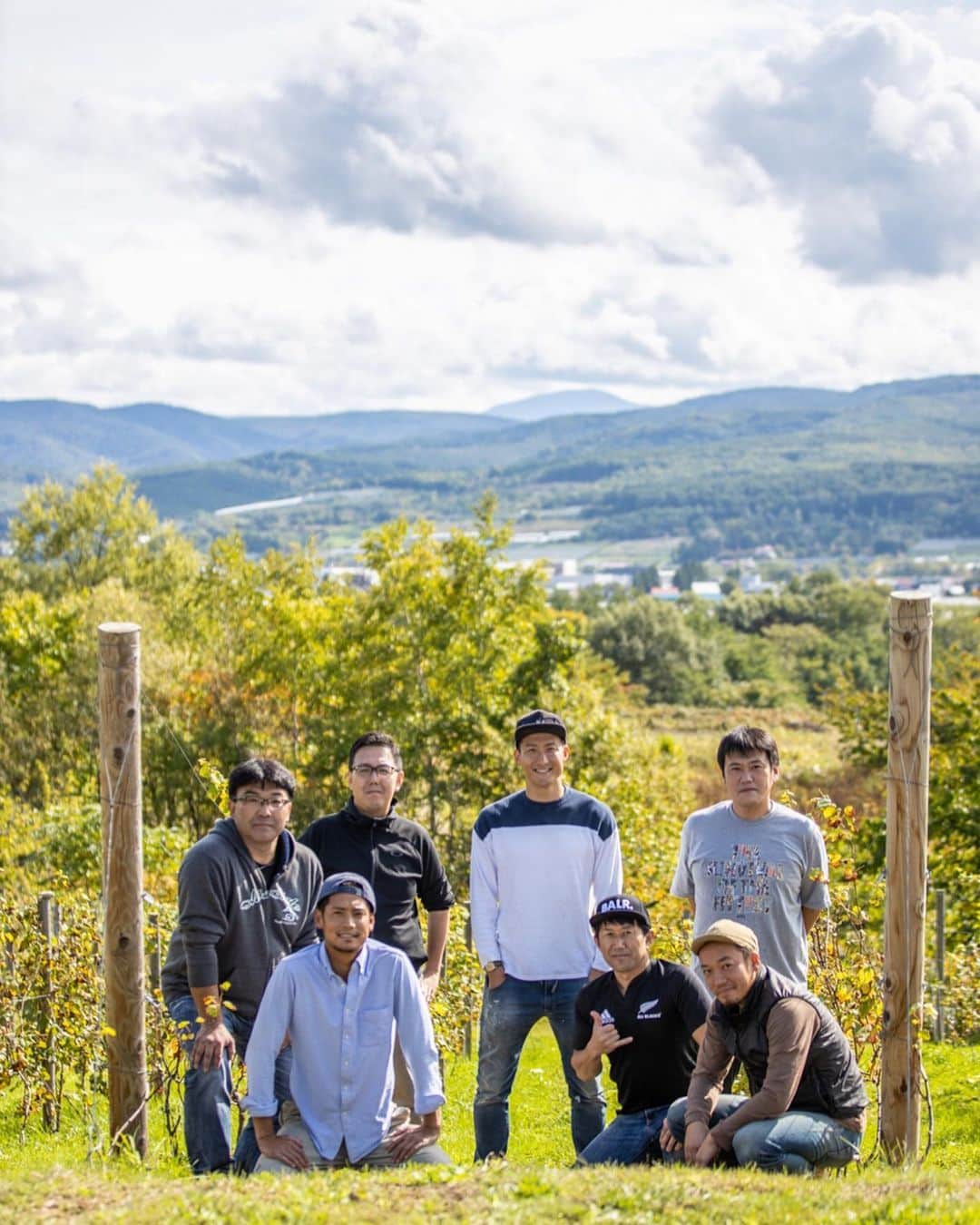 都倉賢さんのインスタグラム写真 - (都倉賢Instagram)「【Tokura winery】  北海道仁木町にある都倉ワイナリーに来年の2月リリース予定のワインを仕込みに行ってきました！  昨年農業法人を設立してから色々な方に支えられてようやくここまでくる事が出来ました。  今年の5月に都倉ワイナリーに苗植えしたブドウは３年後以降の収穫となるため今年はワインを造るためのブドウを購入しワイン造りをします。ブドウの品種は食用ブドウのキャンベルとナイアガラを仕入れてロゼのスパークリングワインを造ります。 【なぜロゼのスパークリングワインにしたのか？！】 理由としては、まずなんと言っても個人的にとにかく泡が好きだからです。  それと色々と構想している時期に怪我をしてしまって、復帰に向けて頑張っていこうと言う思いから生まれた　#返り咲きカウントダウン　プロジェクトとリンクしたいなという思いから、桜が満開に咲くイメージと　#返り咲きカウントダウン　のイメージが凄く自分の中でリンクしてピンクのロゼを造る事にしました！  頑張るモチベーションだったり、応援する時だったり、気合入れる時だったり、何かを達成した時だったり、シャンパンファイトの時だったり、お祝い事だったり、食前の一杯目だったり、泡は幅広いシーンで飲めるのにも関わらず、特別な感じがあるそんな存在です。  また僕自身怪我をした事で今までと違った景色を知ることが出来ました。  色々な人が復帰に向けてなんらかの課題を抱えている現状を知り、みんなで希望を持ちながら頑張っていける、そんな１つのきっかけにこのワインがなったら嬉しいです。  それと同時にそれを支えていたり応援している人達もお祝いに飲めるような、このワインがそんな皆んなを繋ぐ存在になれるように！そんな思いを持ってワイン造りをしていくぞ！  どんな出来栄えになるかわからないけど、もちろんベストを尽くしてパートナーと協力してやっていくだけ！かっこつける事なく、泥臭く、サッカーから学んできた『失敗をどうやって成長につなげていくか』そんな精神を大切にワイン造りもしていけたらと思ってます。  パートナーの金田　@hiroakinta_wine_maker と出会ってここまで突っ走ってきました！そもそも彼がアクションを起こしてくれたから会う事が出来なかったし、彼がいなければワイナリーをやる事なんて夢も叶わなかったし、本当に感謝しても仕切れない。  もちろんこれから良いことだけではないし、綺麗事ではすまない世界だけど、助け合って、手を取り合って、お互いが成長していけたらと思う！  近々都倉ワイナリーからクラウドファウンディングの報告も出来そうです！お楽しみに！  先行販売も兼ねてリターンとしてワインを用意しているので興味のある方らまたクラファンから宜しくお願いします！！！ 最後に先日一緒に仕込みを手伝ってくれた皆さん本当に有難うございました^ ^  また色々と一緒に宜しくお願いします！！！ そして今いつも愛のある写真を有難うございます！ photo by @bluecolor0411」10月14日 20時03分 - tokuraken