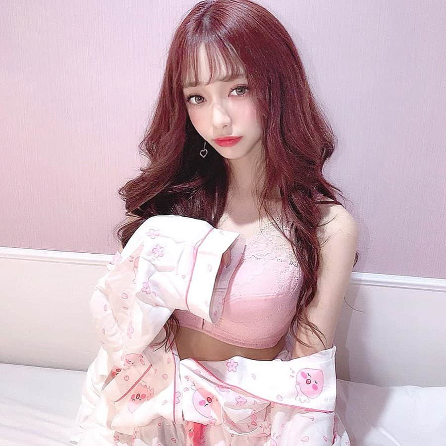 のインスタグラム：「今付けてるのは @lulukushel のナイトブラ🧚‍♀️ ノンワイヤーだからほんとに楽ちんなのー🌙*ﾟ フロントホックで谷間もメイクしてくれるしレースのデザインが可愛いから日中も使える！ 寝てる間に形くずれちゃったりお肉が流れちゃうから絶対寝るときはナイトブラは必須アイテム✨  可愛いショーツもセットだよ💗  #くつろぎ育乳ブラ #ナイトブラ #育乳ブラ #育乳 #ルルクシェル #lulukushel #PR」