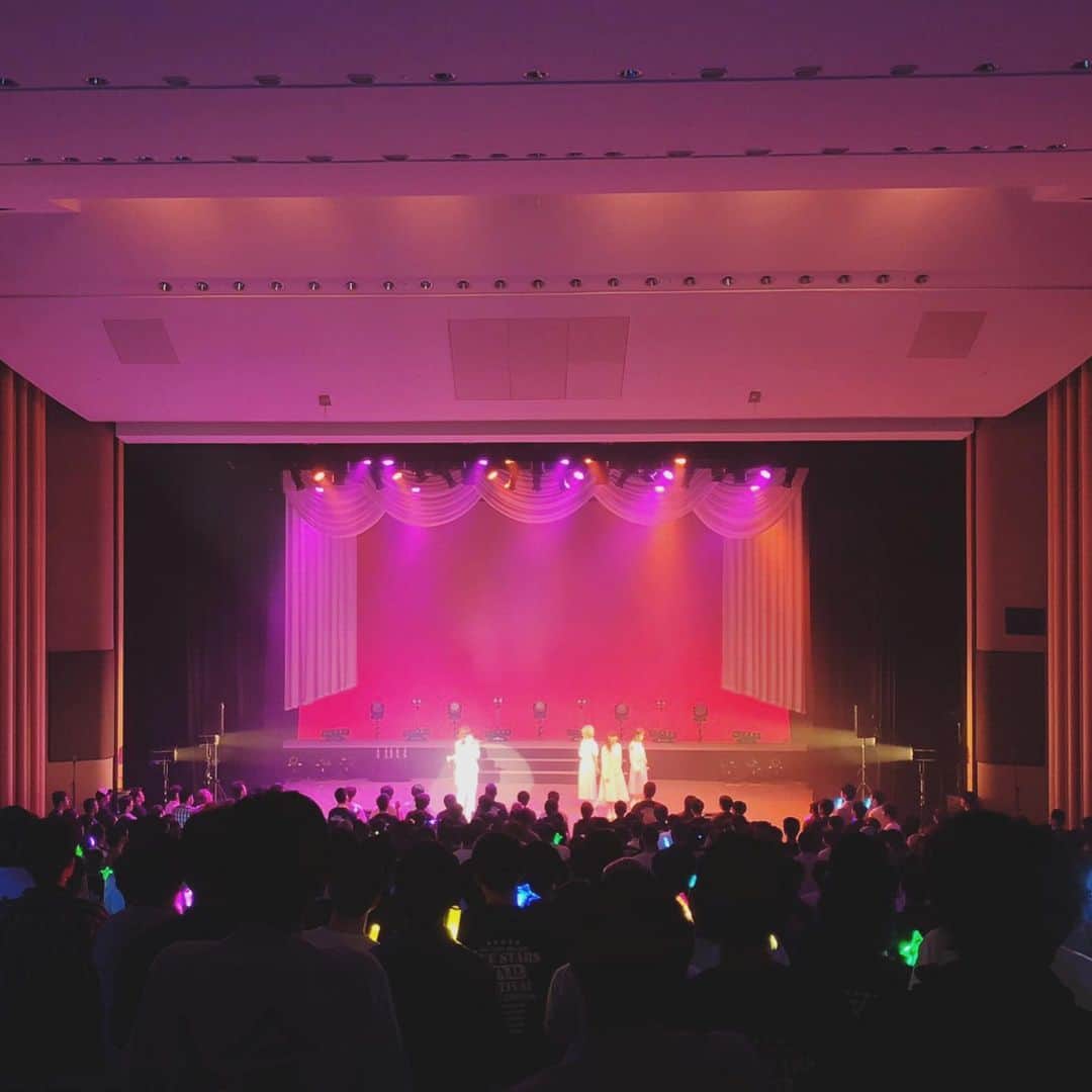 田中美海さんのインスタグラム写真 - (田中美海Instagram)「💁‍♀️2019.10.13⭐︎﻿ ﻿ 「A&G NEXT BREAKS FIVE STARS FINAL FESTIVAL」﻿ ﻿ 来てくださった方、﻿ 配信で見てくださった方、﻿ 応援してくださった方、﻿ 本当に本当にありがとうございました！！﻿ ﻿ 色々なことがありましたが、﻿ こうしてトーク&ミニライブといった形で﻿ 開催することができたのは﻿ FSを愛するたくさんのスタッフさんのおかげです…！﻿ もちろん悔しい思いもあるけど、﻿ 配信しつつ、新曲を披露できてよかったです！﻿ ﻿ ﻿ なんだかここに色々書こうと思ったのですが﻿ 全ては最終回で言ってましたね😊﻿ ﻿ たくさんあるラジオの中で、﻿ FIVE STARSという五つ星を見つけてくれて﻿ 田中美海という個を見てくれて﻿ 本当に感謝でしかありません✨✨✨﻿ ﻿ 正直、トークコーナーが楽しすぎて﻿ あっという間すぎて時間大丈夫！？って﻿ 思っちゃいました。大丈夫だったみたい。﻿ ミニライブもあっという間すぎて﻿ え！？もう五芒星！？最後じゃん…😢﻿ と心の中で思ってました…。﻿ 今きたばっかりすぎて若干パニックに﻿ なりながらも4人が歌い上げる姿に﻿ 私も胸がいっぱいになりました…！！﻿ ﻿ 最年少なのに安心感でしかないともよちゃん﻿ 全身全霊で泣くリーダーせりあちゃん﻿ 独特な言葉運びでちょっと天然のりっさん﻿ 優しくて誰よりも周りをみてるゆーりちゃん﻿ ﻿ 私服衣装一つ取っても個性が際立って﻿ この4年半でみんながスタッフさんと﻿ 作り上げた番組は個性が光り輝いてました✨﻿ そんな5人が揃った時に本当にすごい力になって﻿ 朗読でもそれを感じる瞬間があったし﻿ ライブ中でもそうでした。﻿ 4年半みんなが培ってきた力が﻿ ここで最大限に発揮されてるのを感じながら﻿ やっぱり最後は泣いてしまいました😂💦﻿ この5人でよかった🥰🥰﻿ ﻿ ﻿ 水曜日は自由にオタトークして﻿ 笑って笑って泣いて笑って﻿ 毎週文化放送に行くのがすごく楽しみで😊﻿ 最初はもちろんとっても緊張してて﻿ これを言っちゃいけないかも、とか﻿ うまく伝わらなかったらどうしよう、とか﻿ 不安な気持ちもありました。﻿ でも年月ってやっぱりすごい！！﻿ なによりスタッフさんみんなが優しくて﻿ 偉大で素敵で大好きなんです😊😊😊✨﻿ ﻿ そしてそんな週の真ん中水曜日。﻿ 辛かったけど私の放送で元気をもらえた、﻿ という方からのメールやお手紙がたくさん…！﻿ 私がただただ楽しく、みんなのメールや﻿ 身の回りの話でゲラゲラ笑っているだけで﻿ こんなにたくさんの方に色々な影響を﻿ 与えていたのか…！と、、、﻿ 本当にすごいことをしていたなあと思います😊﻿ ﻿ FSでWUGを追いかけてくれた方、﻿ Fate、キンプリを知ってくれた方も✨✨﻿ 私だって元気をもらっていたし﻿ win win ですな😃💫✌️﻿ ﻿ ﻿ 結局長くなった笑﻿ ん〜〜書いているとキリがないのですが﻿ とにかくこれだけは言わせてください！！﻿ 誰かを応援することって、﻿ すっっっっっごくすごいんだってこと！！！﻿ ﻿ アニメや作品の看板のない、一個人のラジオを﻿ お仕事や学校の合間をぬって聴いて。﻿ 一緒に笑ったり泣いたり。﻿ イベントに行くことだってそうだし、﻿ メールやお手紙お花を送ってくださること。﻿ 最終回でも言いましたがこれら全ては﻿ 簡単なことではないです✨✨✨﻿ そして私はこの気持ちを常に胸に、﻿ 感謝を忘れずにこれからも歩んでいきます。﻿ こんな当たり前のことをですが、﻿ 当たり前のことって意外と忘れがち。﻿ 教えてくれたのはFIVE STARSです✨﻿ ﻿ FIVE STARSを愛してくださって﻿ 本当に本当にありがとうございました。﻿ これからも水曜日は私とって大事な曜日です。﻿ また一つ、私の中に大きくて大好きで﻿ 大切な宝物ができました💫✨✨﻿ ﻿ 大好き！FIVE STARS！﻿ ﻿ ⭐︎⭐︎⭐︎⭐︎⭐︎﻿ ﻿ ﻿ #ag_5stars﻿ #インスタはブログ﻿ #ゆーりちゃんは私があげたピアスつけてくれてた 😍﻿ #せりあちゃん隠し撮り今半に夢中のわし﻿ #打ち上げでぎりぎりくんが﻿ #FINALをFAINALって書いたこと﻿ #いじられてました﻿ #私はわかったよ﻿ #フラット3卒業 ✌️﻿ #これでもかとゆーりちゃんにタグ付けした﻿」10月14日 20時04分 - minazou_in_sta